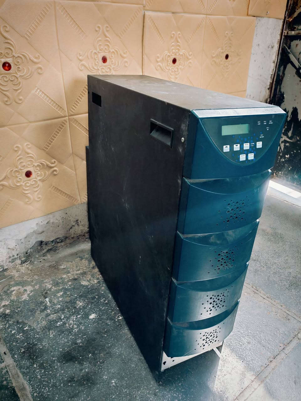 السلام عليكم UPS يحتاج بطاريات المواصفات  UPS صناعي 6KVA / 4.2KW بدون بطاريات 
UPS صناعي قدرة 6KVA – 4.2KW
Input: 230V AC – 50Hz
Output: 230V AC – 50Hz
Input Current: 20A
Output Current: 17A
صناعة أوروبية – اعلى سعر ابيع 
مكاني بغداد
