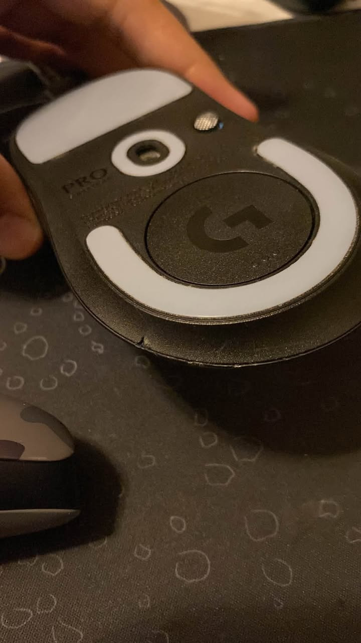 Logitech PRO X SUPERLIGHT 2 DEX
السلام عليكم شباب عندي هذا الماوس مستعمل نظيف كلش مابي اي خلل تقني مجرد هذي الضربه صارت عندي اول مشتريته مثل ماموضح بالصور نظيف كلش و مابي اي خلل او مشكلة 
اني رايدة على ١٦٥ الف و بي مجال بس مجرد طبلي خاص و اسئلني مندون ما تكسر بالتعليقات بالسعر و تفشل نفسك حاجتي نظيفه و مابيه اي خلل 
سبب البيع طورت تجميعتي و محتاج فلوسه كلش 
مكاني بغداد الشعب 
للتواصل واتساب فقط و هذا رقمي 
***********
