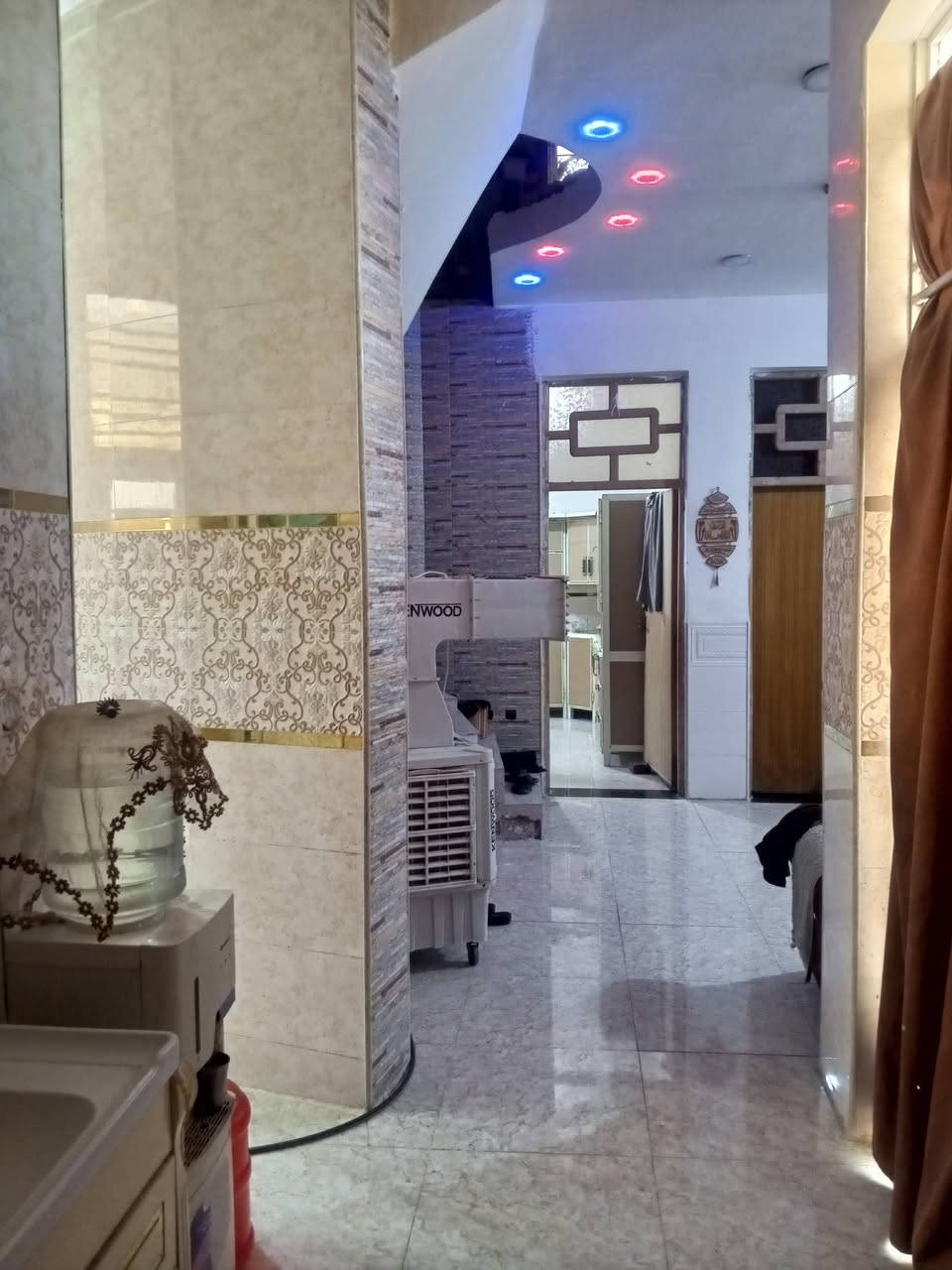 السلام عليكم للبيع بيت بالموقع العسكري مساحة 200 م على ساحة بالبناء بالالفين طابقين الطابق الاول غرفتين وصاله ومطبخ واستقبال ودرج دائري للطابق الثاني وصحيات والطابق الثاني هيكل مسقف غرفتين وصاله وصحيات السطح الثاني بيتونه وستاره السعر 135وبي مجال رقم موبايل ***********
