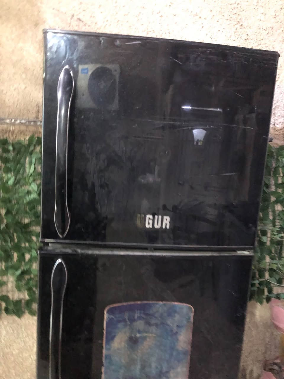 سلام عليكم محتاج عائله فقيره عندي هاي الثلاجه  نضيفه بس ييها الفريزر يجمد بس الجوه مايبرد ف الي يعرف عائله محتاجتها يتصل ***********
