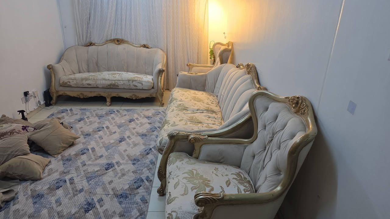 تخم خليجي ملكي نظيف ٨ مقاعد بسعر ٢٥٠ للأستفسار الاتصال على الرقم***********

