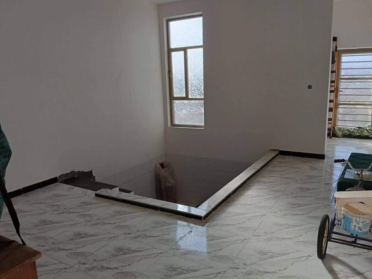 مشتمل للبيع السفحه الثانيه طابق ونص بناء حديث قريب نزله الوائلي بل بدايه ثامن مشتمل مئشر بل أحمر رقم العقار 8308اتصال*********** السعر مع مجال 63
