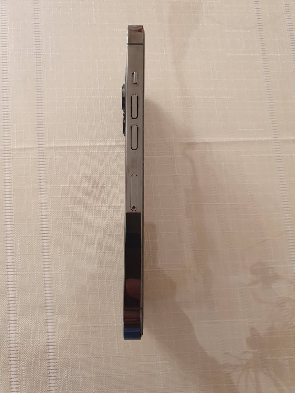 السلام عليكم .. للبيع فقط  iphone 13 pro
ايفون 13 برو ذاكرة 128 گيگا بايت عربي اصلي شرق اوسط ضمان وكالة ABM
الجهاز مستعمل استعمال نظيف و قليل 
حاله حال الجديد ما بي اي ملاحظة ولا اي خلل 
بلادي بوضع الشركة من اشترينا الى هسة ( يعني بيد وحده ما مبيوع ) .. هيلث البطارية 88 
ملحقاته كلها كاملة الباكيت و السماعات و ويا شاحنة اصلية .
السعر 625 الف دع  
المكان بغداد الرصافة
الجادين بالشراء الاتصال : ***********
مع الشكر
