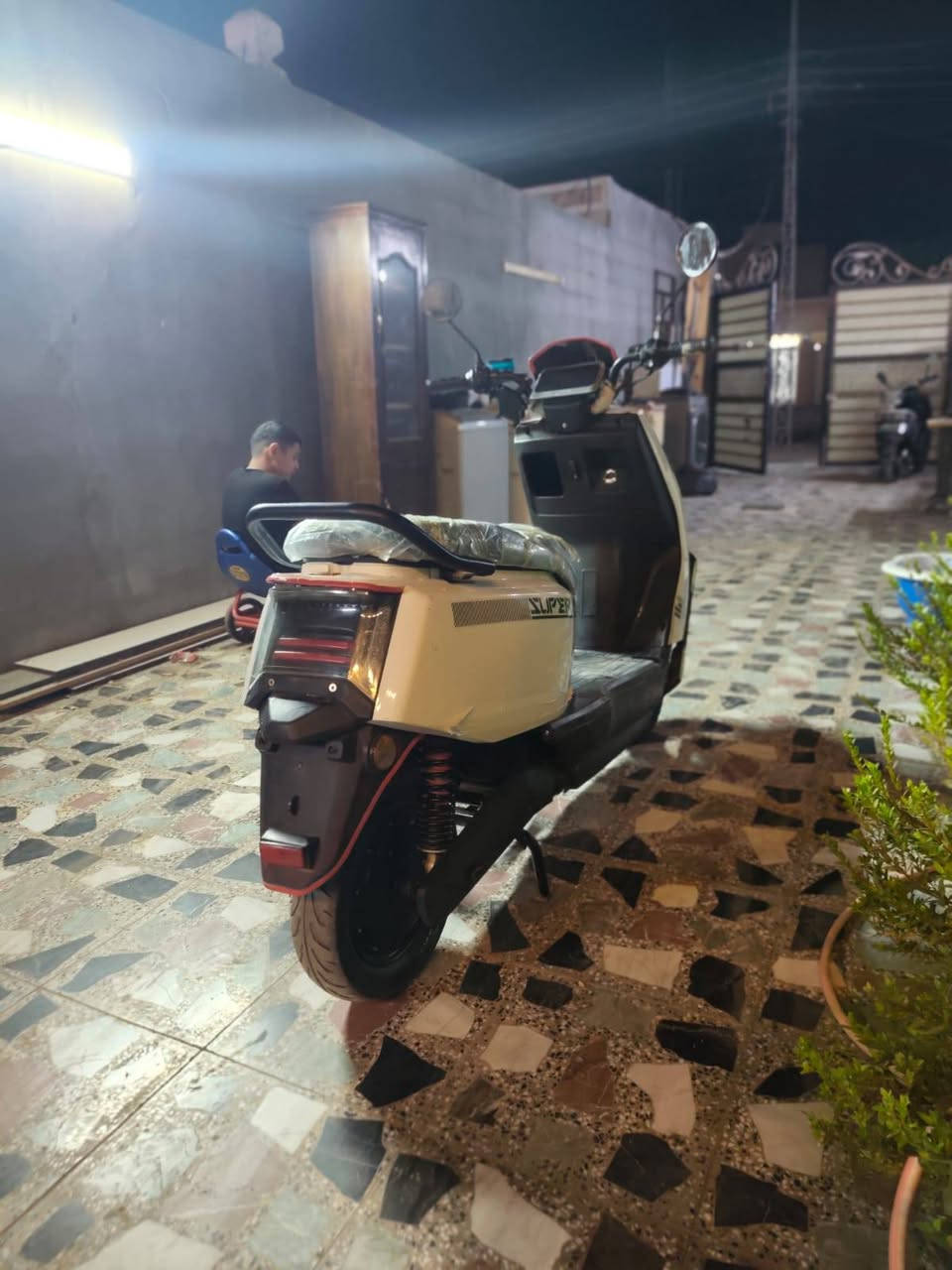 دراجه شحن وحش الكون بطاريات عل فحص نضام بك+نضام بي سويح +بصمه لايت عالي وناصي هورن كهربايات كلها شغاله جديدة منزلها من الشركه استيراد خاص وصل شراء موجود بعدها بل جيس زلغ ما بيها سعر 550وبيها مجال مكان خلف سيطرة الشعب رقم ***********
