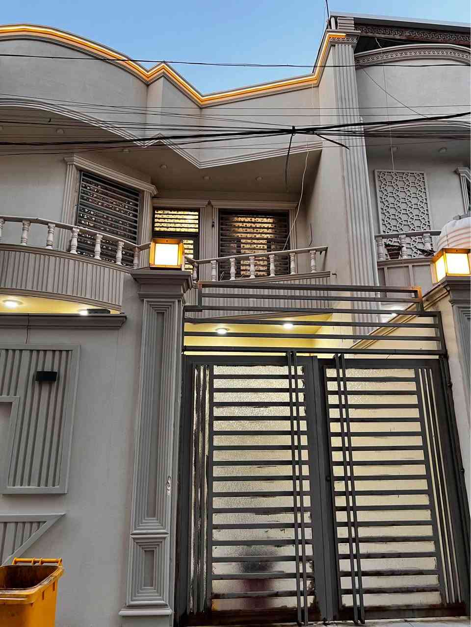 منزل للبيع المساحة 175 متر طابقين بناء حديث يحتوي 📍 في التنومة الصالحية شارع اللواء يبعد مسافه 300م عن شارع ابو مهدي المهندس ، و 500م عن الجسر الإيطالي 📍 طابو زراعي المالك عراقي 📑
الطابق الاول يحتوي على غرف منام عدد 2 وصاله واستقبال ومطبخ وصحيات داخلية وخارجية وكراج 
والطابق الثاني يحتوي على غرف منام عدد 3 وصحيات وصاله 
السعر 190 مليون وقابل للتفاوض 
للتواصل والاستفسار : *********** البصرة, العراق
