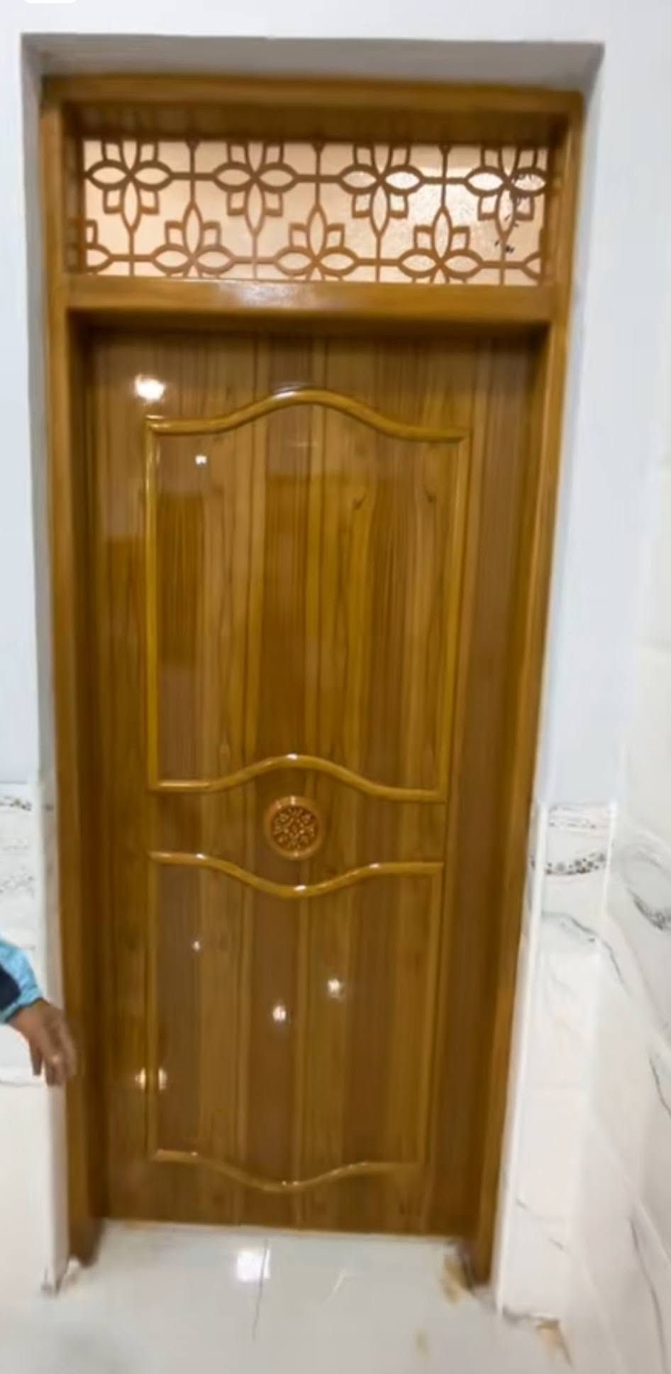 يعلن معمل ومعرض بركات الامام           علي عليه السلام باداره (ابو كيان)  
سعر الطلاقة♦️ 160♦️ فقط...مده.عشرة ايام.فقط
             🪚شامل النقل والشد🪚

🚪🚪> 😍 عروض الشتاء بدت 🔥🚪🚪
أبواب داخلية بأجمل تصاميم وأسعار ترضي الكل 💪
شغلنا يحچي عن نفسه، والباب يكمّل جمالية البيت 😉
 💥
تعال شوف بنفسك أو احجز تواصلك 📞 ***********
العنوان حي الغدير مقابيل حي الصحفين مجاور كوفي الصفصاف

نص مكتوب في الصور:
- ٢:٣١ بيبان الصاج ٧٠ صورة