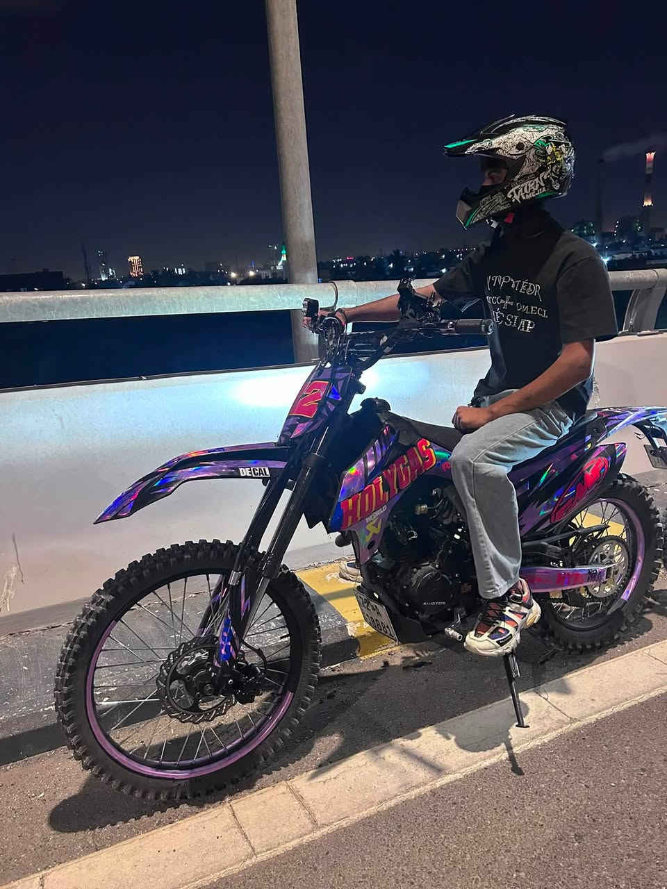 دراجة قفاز X MOTOS 
موديل 2025 
محرك 250cc
ارقام وسنوية 
تغليف فيليب 
صلنصة cn كاربون فايبر
 الدراجة نازله قبل شهر ونص من دكان سليم 
السعر ٢.٣٥٠٠٠٠مليون
مكاني بغداد الدورة
***********
