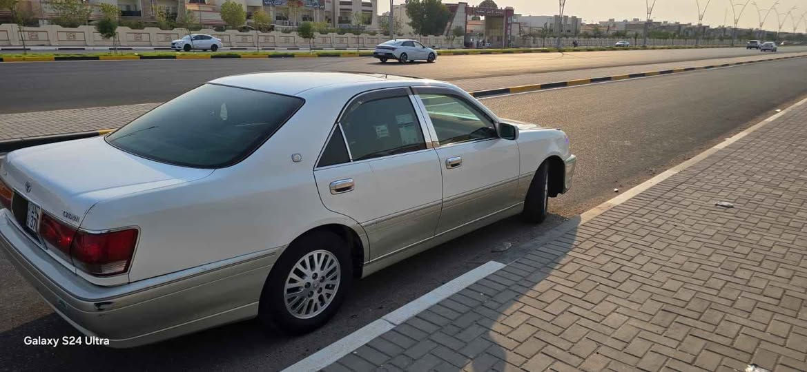 يا الله جنون للبيع مواصفات كالاتي :-
السيارة للرغابه والجنايه 
محرك 3000 vvt فيشتين
فتحة سقف تلث دكم 
برده خلفيه شاشتين كامره fHD
رقم بصره الجديد 
سنويه لغاية ال٢٧ 
تخم تاير جديد 
حداده جديده صدر وخلفي
تبريد ثلج 
كشنات كهربائي 4 كشنات
لايت LED .
والسياره نظيفه وبيع مستعجل جوه السوك . 
السعر 138$ 
وبيها مجال كلش قليل . غير متوفر على النت اتصال فقط . الموقع 🕸 بصره ابي الخصيب 
هـ /*********** ابو الخصيب, البصرة
