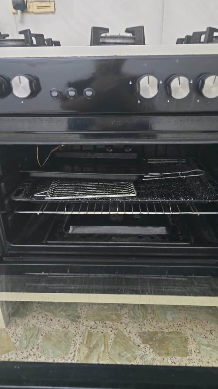 طباخ نضيف وجديد بس بي عطل بسيط وهوه العين الكبيرة مو شغالة يرادلها تصليح وباقي العيون يرادلهن ادامة مع تنضيف السعر ١٢٥ وبي مجال عنواني  الغزالية شارع مدير الامن للتواصل ***********
