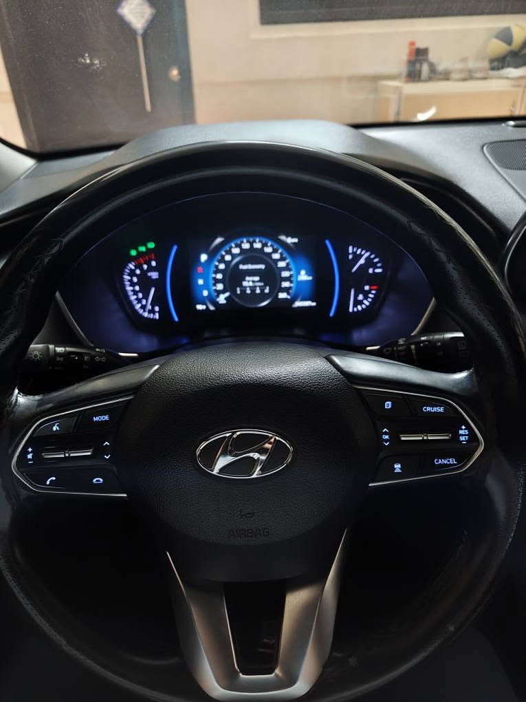 السلام عليكم، سنتافيا امريكي Sel premium موديل 2019 للبيع بسعر 15500$، محرك 2400 اربعة سلندر. المواصفات: تحديد مسار، رادار امامي وجانبي، مانع تصادم امامي وخلفي، صندوق كهرباء، تدفئة في الكشنات، طي المقاعد الخلفية كهربائياً، بصمة أبواب و صندوق، بردات أبواب خلفية و بردة في الصندوق. حادث بسيط جداً بدون ايرباك، بدون تبديل اي قطعة صبغ فقط صندوق خلفي. ماشية 165 الف كيلو، بسمي سنوية جديدة. صيانة دورية و بازين محسن.
ملاحظة: المحرك بي تنقيص دهن بسيط والمحرك صافي وبدون جك انجن و باب الصندوق الخلفي  يشكل. مكانه بغداد، الكرادة للإتصال ابو مريم *********** بغداد, العراق
