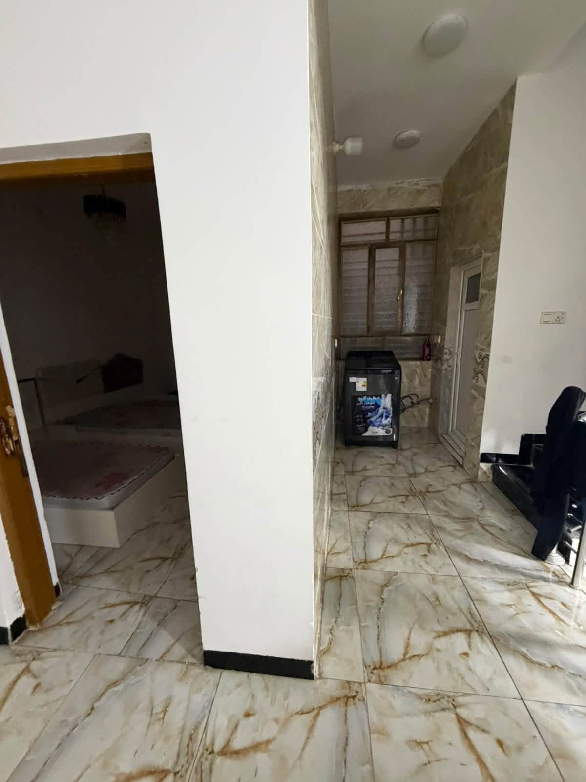 بيت في حي النقيب شارع النهر مساحة ١٠٠ واجهيه ٨ نزال ١٢ جديد طابقين استقبال + صاله + غرفه + مطبخ + صحيات + منور البيت الطابق الثاني يحتوي على غرفتين كبار وصاله وصحيات يبعد دقايق عن شارع محمد الأمين الفرع مقابيل مول الحارث ***********
