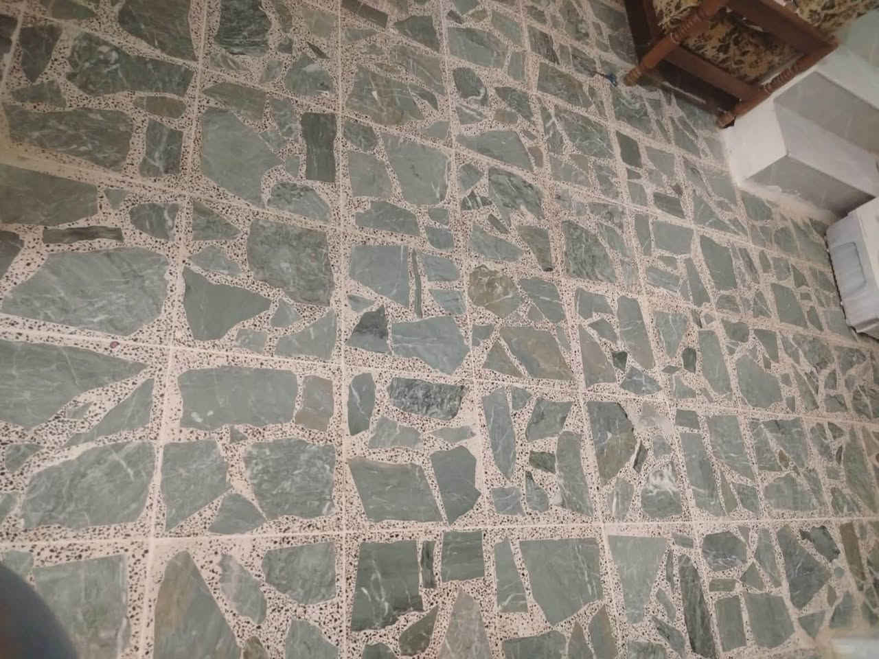 سلام عليكم مشتمل للبيع دوانم البهراط قبل شارع 50 خلف المكاتب 

1. مشتمل مساحته 150 متر واجهة 7 ونص والنزال 20

2. يحتوي على غرفتين نوم ومطبخ وصاله وديوانيه صحيات وكراج سيارة المشتمل عايزه بس لبخ  مثل ما موضح بالصور 

3 سعره مناسب60 مليون بي مجال 

4. للاستفسار اكثر الاتصال ***********
