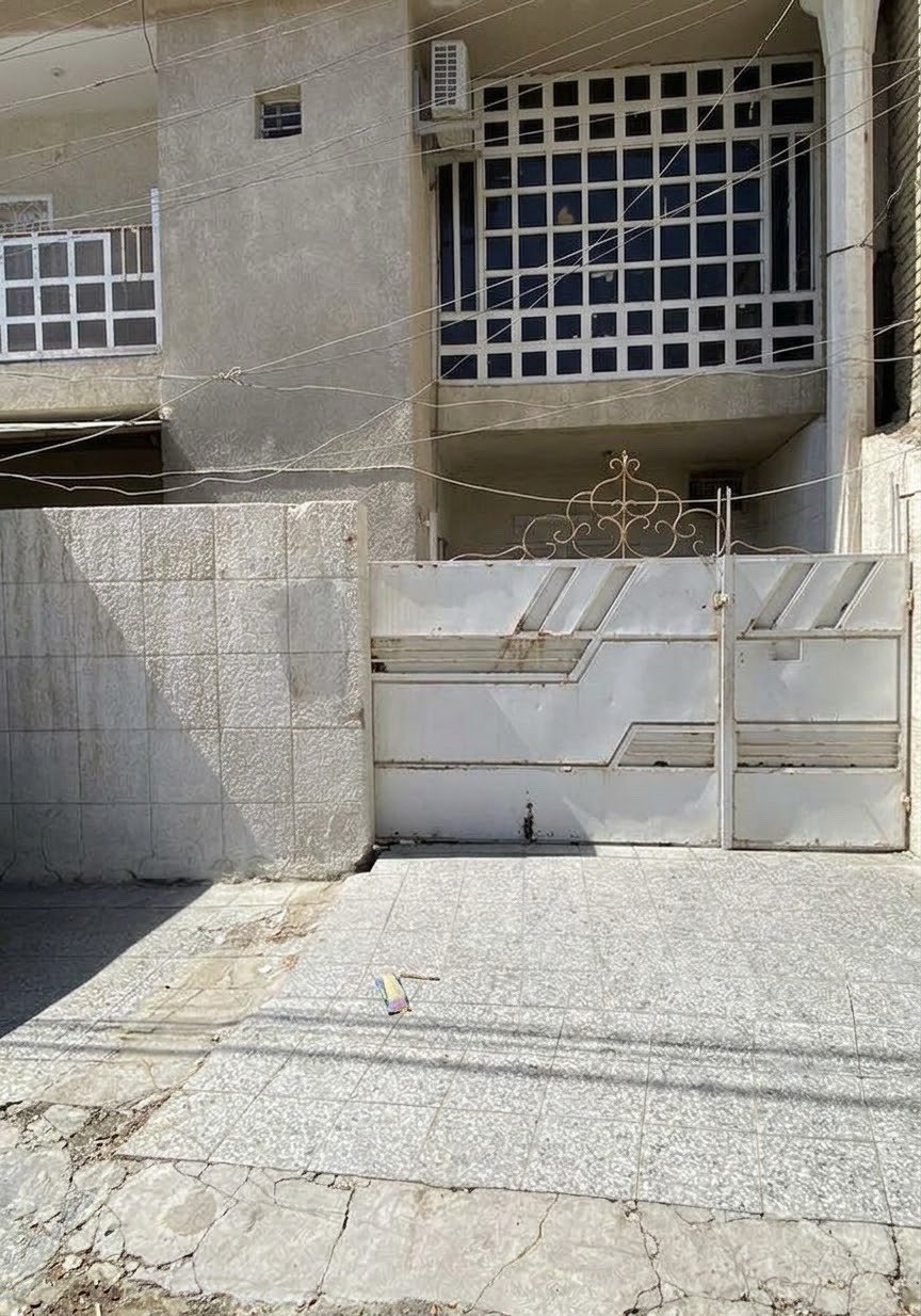 منزل  في منطقة الري مقابل الشرطة الرابعه مساحته  150م 
غرفة رئيسية مع بلاكونه  مع سويت حمام طابق الاول 
٢ غرف مفرده ١ غرفة مع بلاكونه 
بيتونه غرفه 
مجموع الغرف 5
طابقين 
٢ حمام فوك
٣ طابق سفلي 
مطبخ وصاله 
كراج