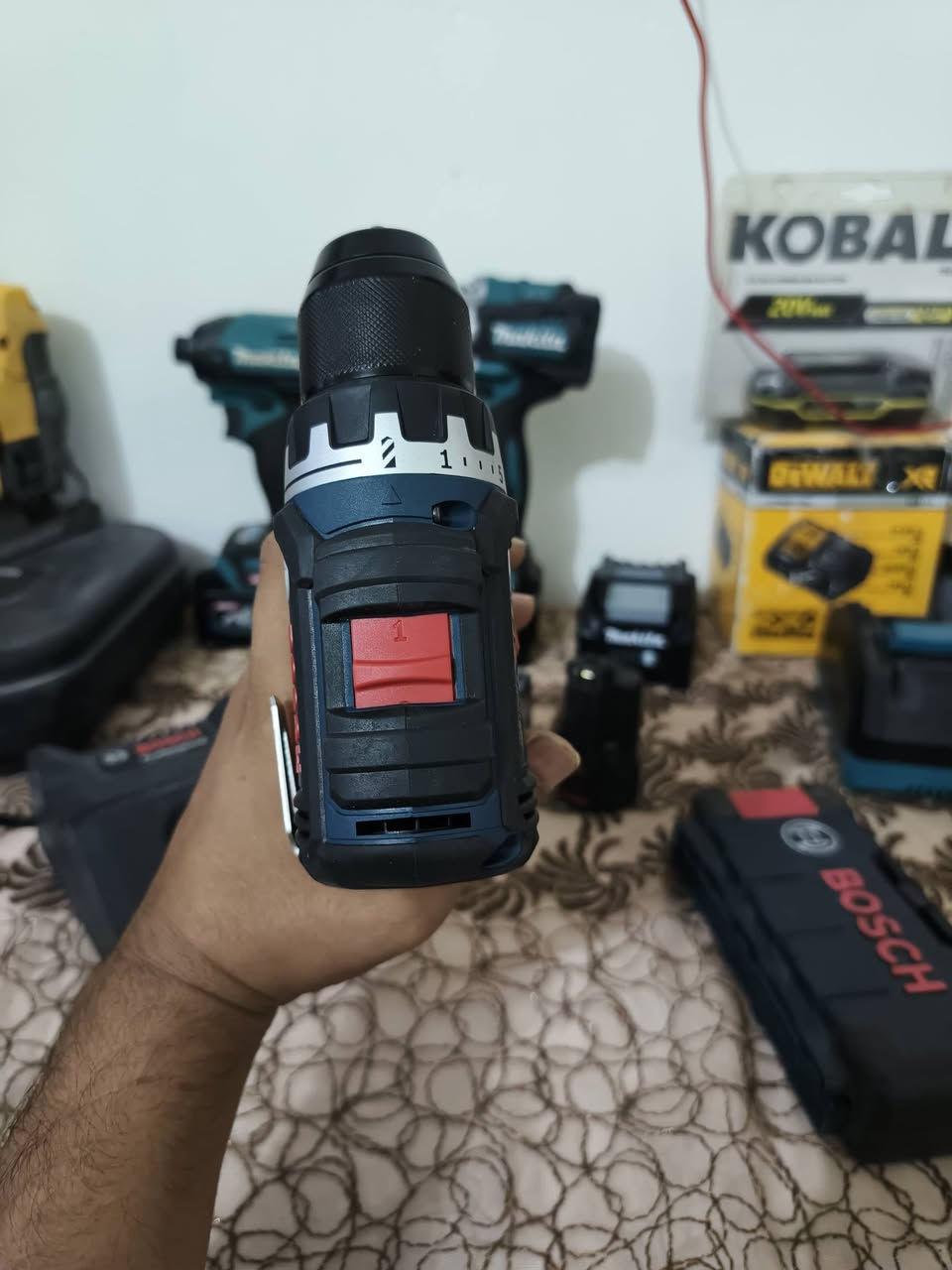 بوش اصلي الدريل جديد غير مستخدم بروشلز 
كامل ملحقات ٢ باتري + شاحنة + لبب اصلي بوش
