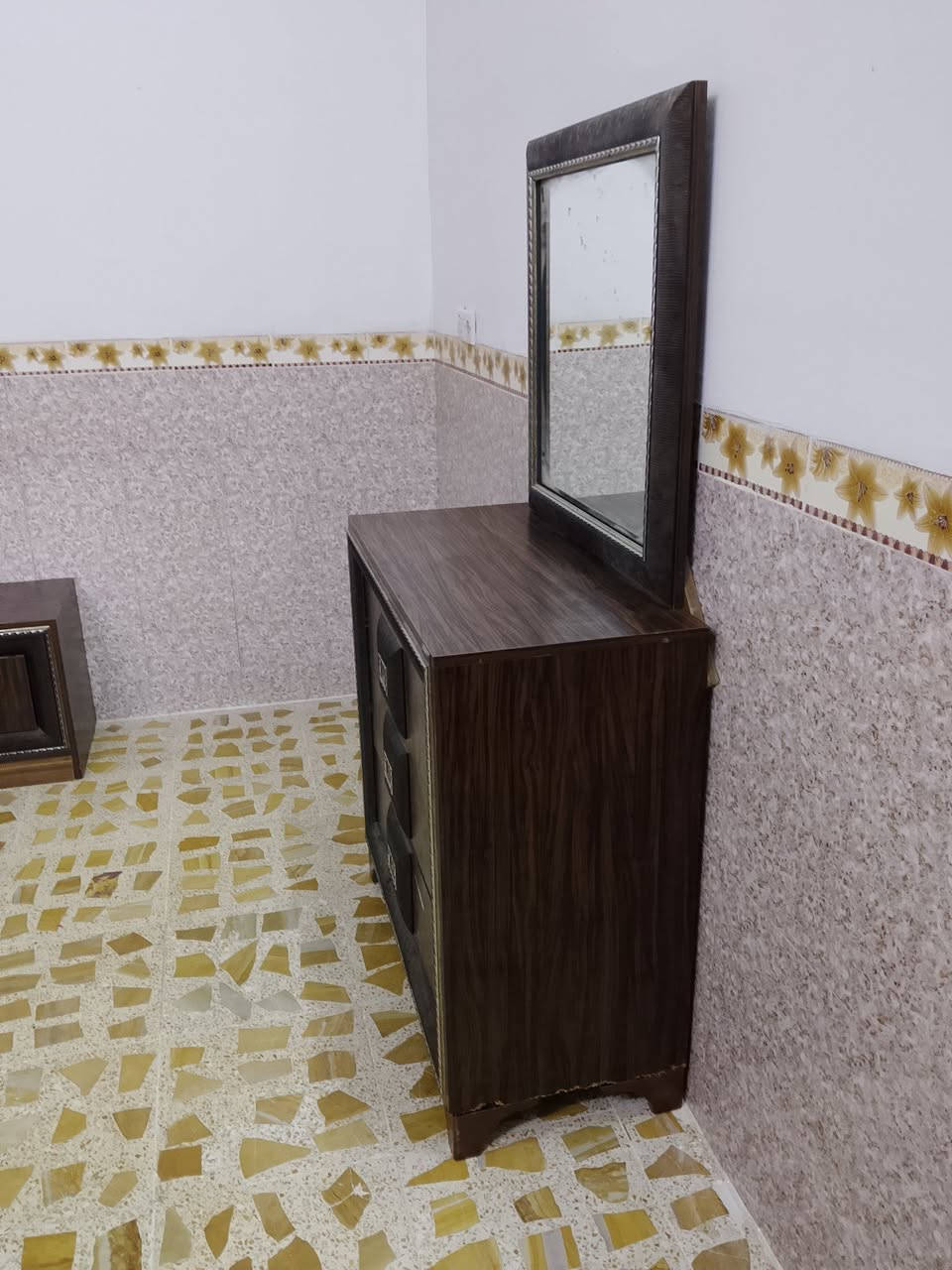 غرفه نوم خمس قطع سعر 200
***********
