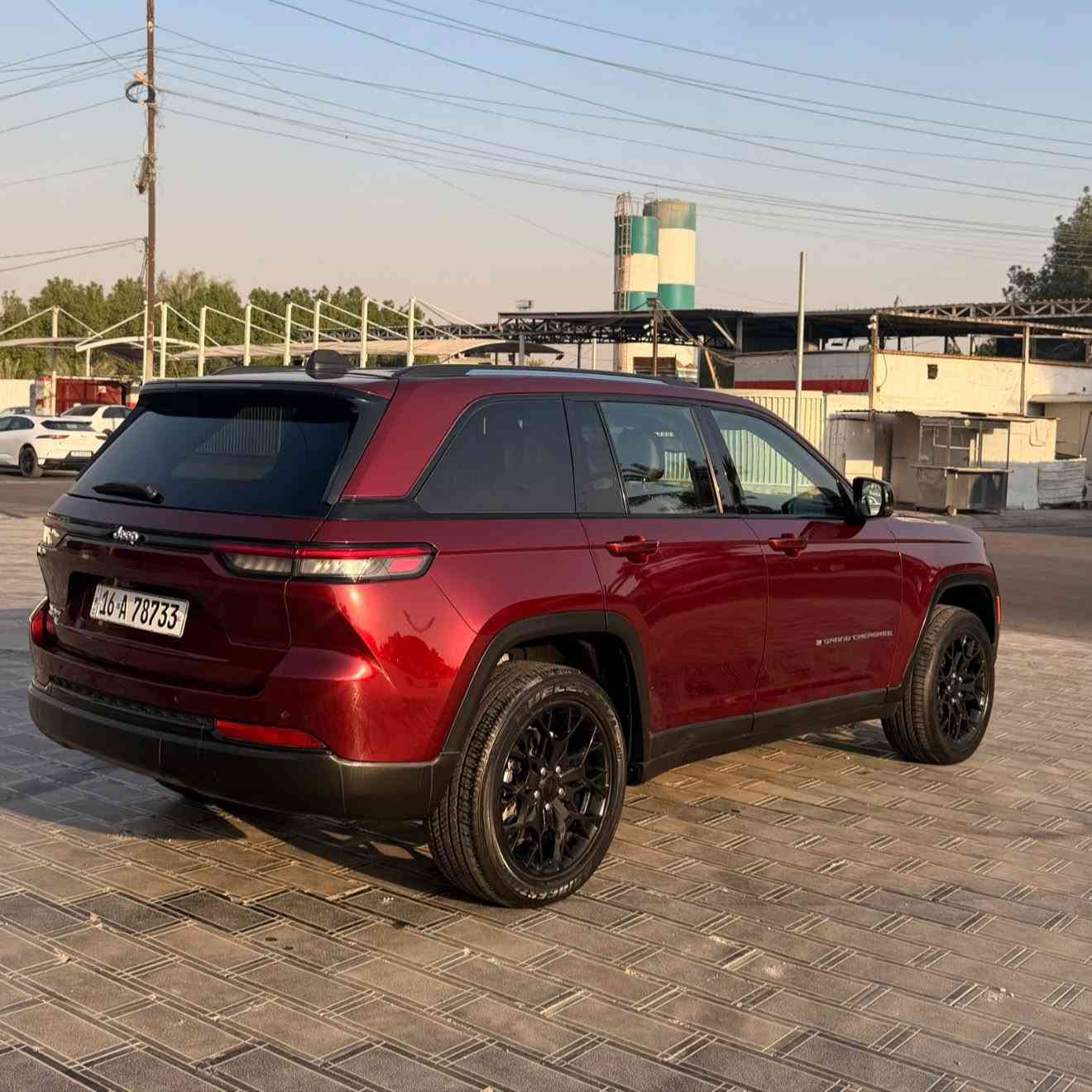 🚙🔥 للبيع | Jeep Grand Cherokee 4xe Hybrid 2022

جيب جراند شيروكي 4xe هايبرد
📅 موديل 2022
🎨 اللون ماروني مميز وفخم

⚡️ Plug-in Hybrid | بنزين + كهرباء
🔥 محرك 2.0L Turbo – 4 سلندر
💪 قوة إجمالية 375 حصان
⚙️ جير أوتوماتيك 8 سرعات
🚘 دفع رباعي 4WD
🔋 بطارية قابلة للشحن الخارجي
⚡️ إمكانية القيادة على الكهرباء فقط
🎛 أوضاع القيادة: Hybrid / Electric / eSave

🛣 الممشى: 39,300 ميل
يعادل تقريباً 63,250 كم

💰 السعر: 29,500$

✨ سيارة تجمع بين الفخامة، القوة، الدفع الرباعي واقتصادية الهايبرد.

📞 للتواصل: ***********
📩 الخاص مفتوح للاستفسار والمعاينة
