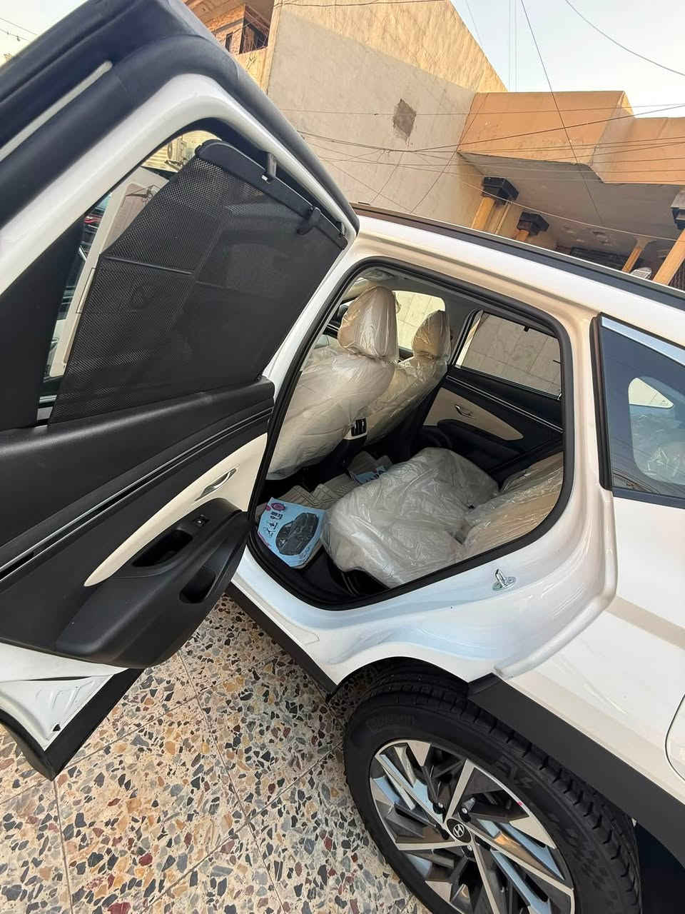 � للبيع توسان خليجي 2024 🚘
السلام عليكم ورحمة الله وبركاته 🌹

سعر السياره 217 ورقه 
متحصل هيج سعر اقل 
عنواني بغداد المنصور شارع الاميرات او الداودي
*********** رقمي التليفون موجود واتس واتصال 
🔥 هيونداي توسان خليجي موديل 2024
✅ السيارة مكفولة
✅ ماشية 43 ألف كم
✅ محرك 2000 CC
✅ دوش خليجي
✅ فول مواصفات ما عدا البانوراما
✅ تشغيل عن بُعد
✅ بردات خلفية بلادي
✅ كشنات كهرباء
✅شاشه دجيتل سرعات 
✅انضميه قياده ايكو سبورت نورمل 

🔹 السيارة نظيفة وحالتها ممتازة
🔹 ملاحظة: بارد بالصندوق أصبعين ورصعة فقط

📍 سيارة خليجي ومواصفاتها حلوة، والجاد يتفضل للفحص والمعاينة

