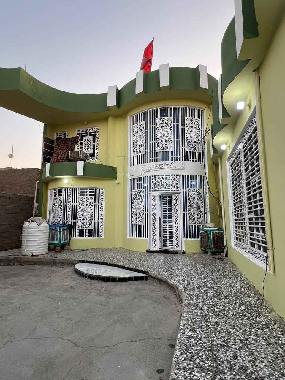 بيت للبيع🏚️مساحه/1000/متر متكون من 6/اغرف   كافه الخدمات ماء💧وكهرباء💡ومدارس🏫شارع تبليط🛣️العنوان✍🏻النجف الاشرف مقابل قريه الغدير شارع المطحنه الاستفسار الرقم📱***********/📞***********
