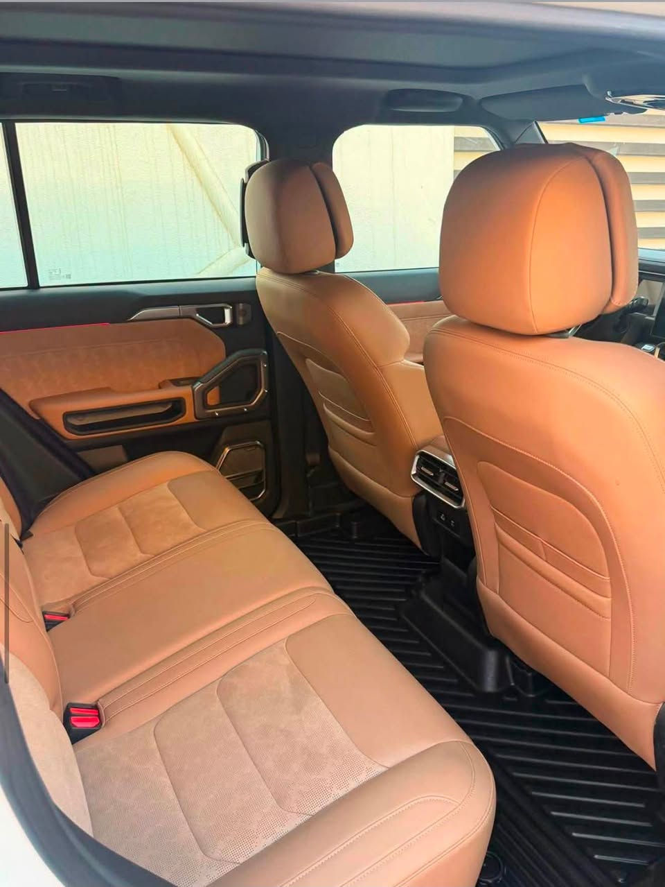 T2LUXURY جيتور
الموديل: 2025
المحرك: محرك 2.0 لتر تيربو 4 سلندر حقن مباشر القوة: 254 حصان
عزم الدوارن : 390 نيوتن-م.
ناقل الحركة: 7DCT - أوتوماتيكي
استهلاك الوقود الشامل 8.83 لتر لكل 100 كم
BorgWarner متطور من AWD نظام الدفع : دفع رباعي
الضمان الأساسي: 6 سنوات وعداد كم مفتوح ضمان المحرك: 10 سنوات او 1,000,000 كم
:مواصفات السلامة
• كاميرات محيطية 540 درجة
• رادار تفاعلي
• نظام التحذير من التصادم الأمامي والخلفي
• نظام تحذير مغادرة المسرب
• نظام المساعدة للبقاء في المسرب
• نظام القيادة شبه الذاتية
• نظام مراقبة النقطة العمياء
• نظام الكبح التلقائي في حالة الطوارئ
• حساسات اصطفاف أمامية وخلفية
• نظام الفرامل اليديوية الأوتوماتيكي (Autohold)
• ماسحات الزجاج الامامي مع حساس تلقائي للمطر
• 6 وسائد هوائية امامية وجانبية عدد
• نظام المكابح المانعة للانغلاق ABS
• نظام التحكم بالثبات ESC
• نظام التحكم بنزول المنحدرات
• نظام مساعد لصعود المرتفعات
المواصفات الداخلية والخارجية:
• شاشة عرض ترفيهية قياس 15.6 إنش
• شاشة عرض معلومات القيادة قياس 10.25 إنش
• نظام ابل كاربلاي واندرويد اوتو
• نظام صوتي فاخر 12 سماعة نوع SONY
• نظام أوامر وتحكم صوتي
• فتحة سقف بانوراما
• مقصورة الركاب من الجلد الفاخر
• مقعد السائق والراكب تبريد
• مقعد السائق والراكب كهربائي
• مقعد السائق والراكب مزود بذاكرة لحفظ 3 وضعيات الجلوس

إنارة محيطية مع إضاءة ترحيبية
• نظام تقليل الضجيج داخل المقصورة النشط
• شاحن هاتف لاسلكي سريع
• الأضواء الأمامية والخلفية أوتوماتيكية ليد (LED)
• نظام التحكم الذكي بالإنارة العالية
• مرايا خارجية قابلة للطي كهربائياً
• ويل الالمنيوم قياس 20 إنش
• نظام الدخول الذكي (بصمة)
• قفل/فتح النوافذ والبانوراما بالبصمة
• مسند الذراع الوسطي مع ثلاجة
• باب الصندوق شفط وبصمة
• وضعيات قيادة متعددة للطرق الوعرة
• دوسات جانبية
• فلتر تنقية هواء N95
*********** 
السيارة فول كماليات ♦️
ممشى 5000كيلو متر فقط ‼️
