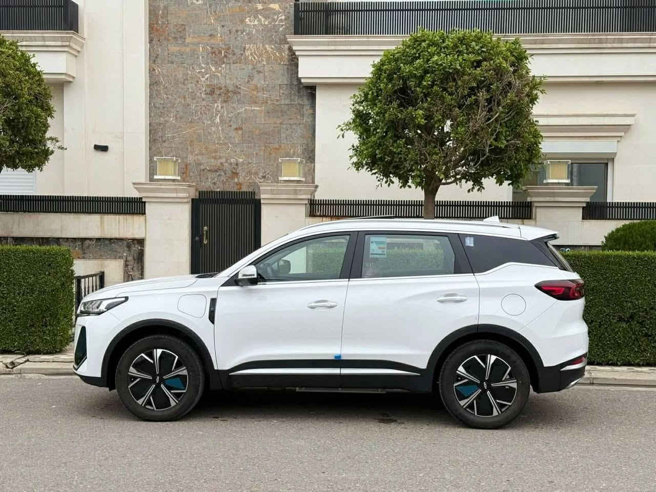 🚗 للبيع – شيري تيكو 7 برو Plug-in Hybrid (PHEV) 2024 | أعلى فئة (Full Option)
🔹 موديل: 2024 استلام نهاية ٢٥ 
🔹 اللون: أبيض  / 
🔹 رقم أربيل باسمي مكاني بغداد
🔹 ١٢٠٠ كيلو متر بالشحنة الواحده 

المواصفات:
✅ نظام Plug-in Hybrid (بنزين + كهرباء)
✅ محرك 1.5 تيربو مع محرك كهربائي
✅ صرفية وقود ممتازة وأداء قوي
✅ فتحة سقف بانورامية
✅ كاميرات 360°
✅ حساسات أمامية وخلفية
✅ شاشة وسطية كبيرة + شاشة عدادات رقمية
✅ Apple CarPlay وAndroid Auto
✅ تشغيل بصمة ودخول ذكي
✅ تشغيل السيارة عن بُعد
✅ شاحن لاسلكي
✅ مقاعد جلد كهربائية
✅ مكيف أوتوماتيك ثنائي التحكم
✅ مثبت سرعة ذكي (Adaptive Cruise Control)
✅ المحافظة على المسار
✅ تحذير مغادرة المسار
✅ مراقبة النقطة العمياء
✅ فرملة طوارئ أوتوماتيكية
✅ إضاءة LED كاملة
✅ وسائد هوائية متعددة وأنظمة أمان متكاملة

ملاحظة:
✔️ ماشيه 13 ونص ألف كلم
✔️ بيها رصعه صغيرة بالباب فقط

💰 السعر: 25000000 دينار عراقي
للاستفسار والمعاينة، التواصل على الخاص أو الاتصال. ***********
