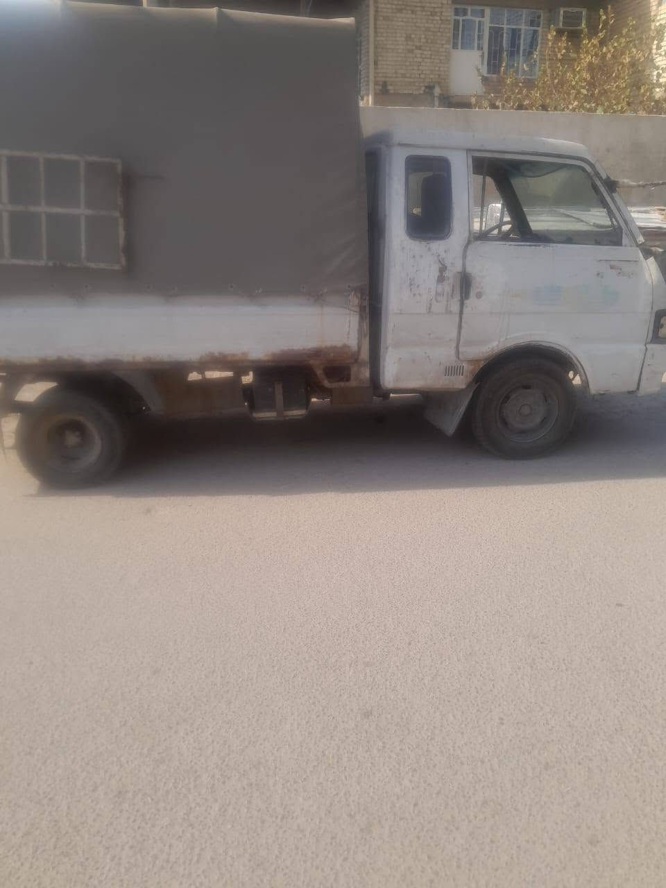 كيا حمل ابيض موديل 1995 جاهزه للشغل رقم بغداد باسمي العنوان بغداد ***********
