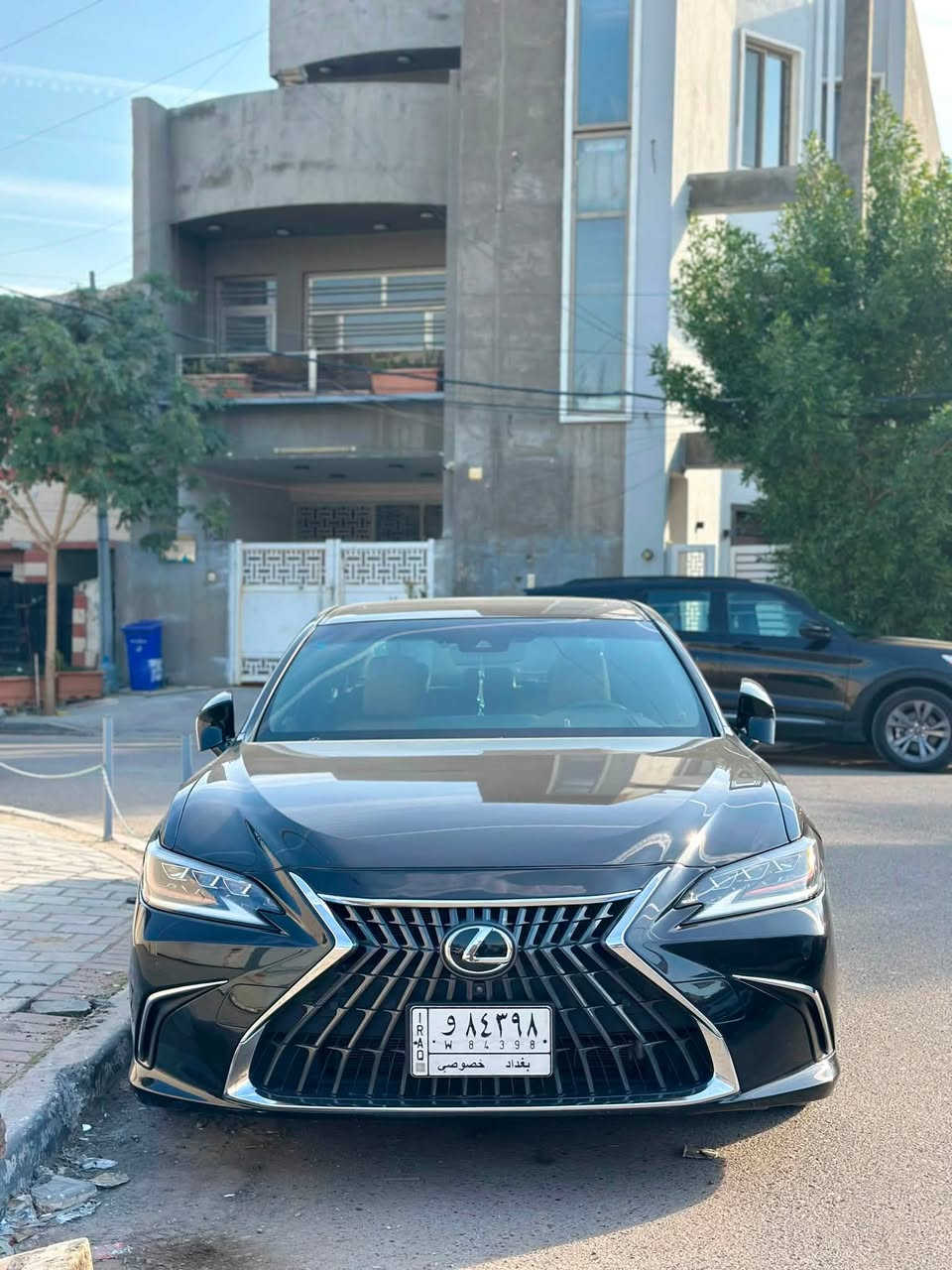 السلام عليكم
لكزس es300h هايبرد لون اسود 2021 
المواصفات برده خلفيه كهرباء + بردات جوانب مع المثلثات + رادار خلفي + رادار جانبي لليمين و اليسار + رادار امامي + مري شفط + تدفه و تبريد مقاعد اماميه + قطعتين تبريد + لون داخل قرميدي جلد + دشبول صاج + دركة ستيرن صاج + اضائه داخليه ليليه + هاند بريك بصمه + اوتو هولد + داتا شو + مثبت سرعه + تحديد مسار + قياده ذاتيه + تدفئه ستيرن + لد ترحيب اربع ابواب عند الاقتراب من السياره + جنطه كهرباء و تفتح على القدم ايضاً + بصمه و تشغيل عن بعد + فتحة سقف + وضع ايفي مود + درايف مود 3 وضعيات قياده ايكو و سبورت و نورمال + لد نهاري + تشغيل لد ليلي اوتماتيكي عندما يكون الشارع في حالة ظلام دامس + هيتر الجامه الاماميه و الخلفيه و المري + ستيرن كهرباء  + المقاعد الاماميه كهرباء + ثلاث وضعيات خرن ميموري لكرسي السائق + ثلاجه في الجكمجه + شحن واير ليس + ويل كب كلاسك + ثلاث عدسات زنون + بك لايت LED + اضائه شعار لكزس عند فتح جميع الابواب الاربعه + نظام سماعات رهيب + عزل جداً قوي فوق الخيال + حساسات امامي و خلفي + كامرات 360 درجه + نظام ABS توقف ذاتي + ماشيه 54 km
السياره هاي لكجري 
وارد امريكي حادثها بنيد و راجع وكاله السيارة مكفوله من كلشي 
للبيع السعر ( 300 )
العنوان بغداد الغزاليه 
***********
***********
