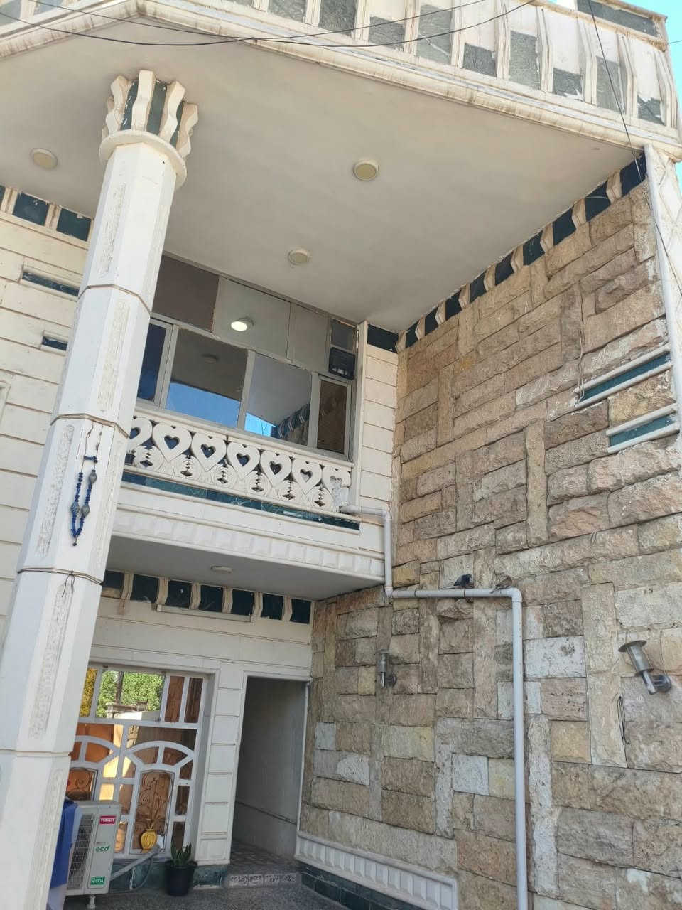 دار للبيع في البلديات 9 نيسان مساحه 300 متر الراجيه 10 النزال 30 يحتوي على سبع غرف نوم كبيره الاتصال او استفسار على هذا الرقم او مراسله الواتساب ***********
