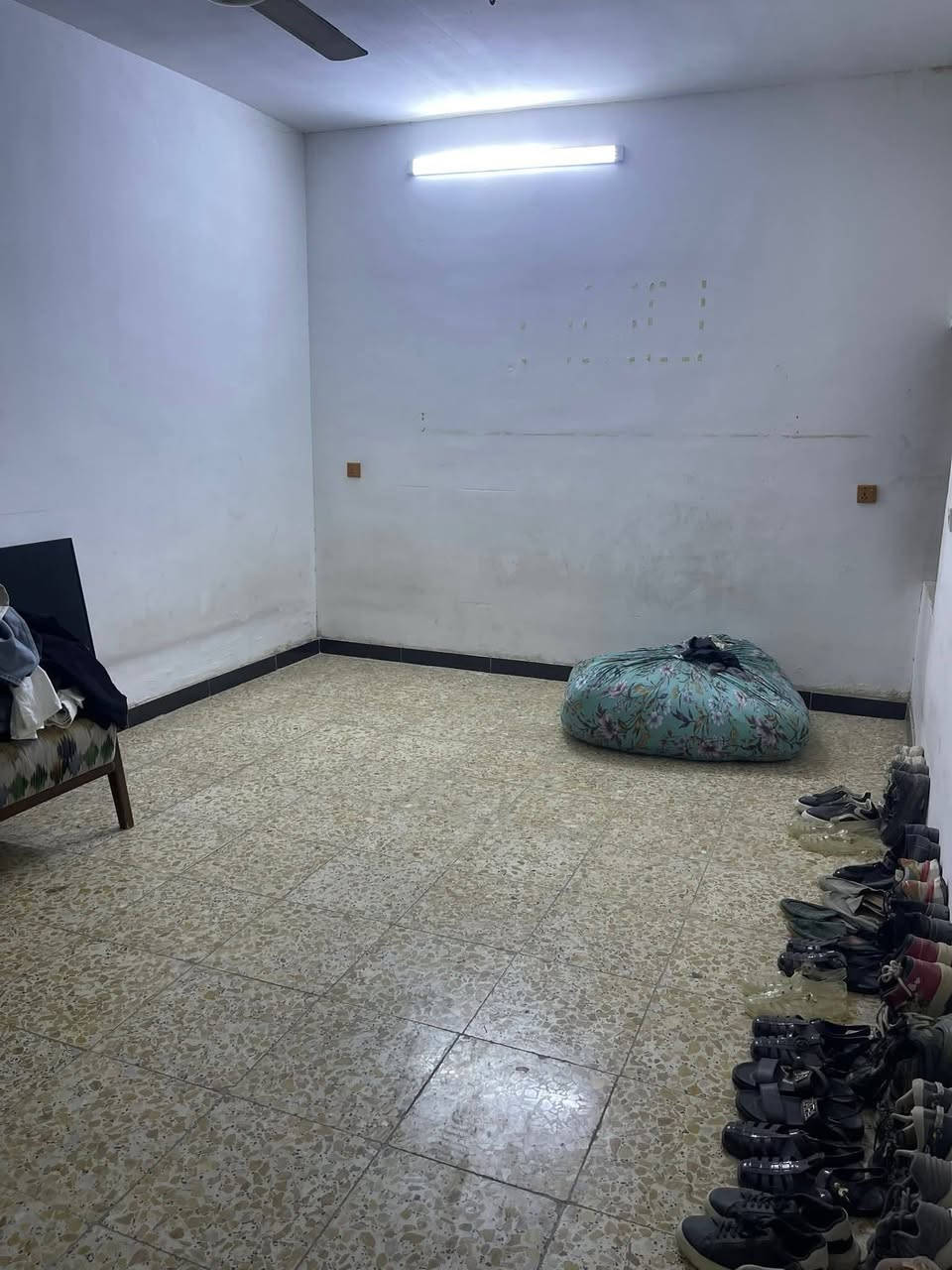 دار للبيع
مساحه ١٢٠

مجمع فدك 

شارع مقابيل الكنيسه يبعد عن الشارع ٥٠متر 

يحتوي البيت على استقبال وغرفتنين نوم ومطبخ وخدمات داخل البيت وخدمات خارجي 

كراج وحديقه 

الاستفسار 

***********
