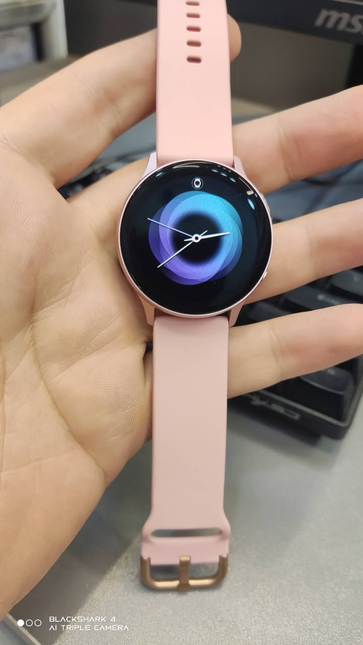 samsung active 2
نضافة 100 💯 
حجم 40 نسائي السعر 60 الف للاستفسار خاص

نص مكتوب في الصور:
- BLACKSHARK 4 AI TRIPLE CAMERA