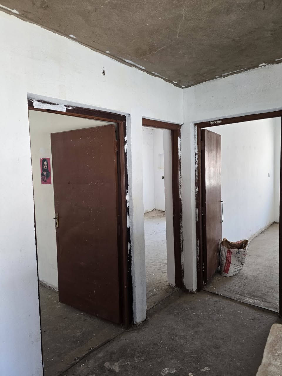 سلام عليكم ٩٠ متر ركن بيت نضيف غزاليه جرف الملح بي غرفتين جوه ومطبخ وحمام وتاوليت فوك ٣ غرف وبيتونه نقص بس كاشي  سعر 125 وبي مجال ***********@

