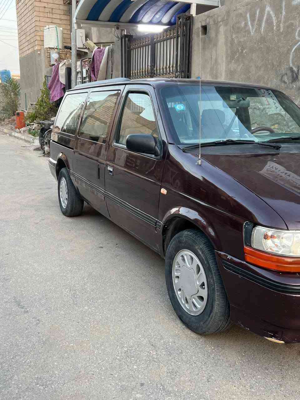 من رخصة مسؤول الكروب 
سياره للبيع دوج كلايسلر 7 راكب سياحي محرك 6 سلندر 3300 كير اوتوماتيك رقم انبار السنويه تنتهي 2029 رقم انكليزي صدر جديد تخم تايرات جديد ارضيه مغلفه جلد كهربائيه شغاله من الدعاميه لدعاميه....الخ
السعر 38 علماً المحرك بي ضعف
للاستفسار ***********
