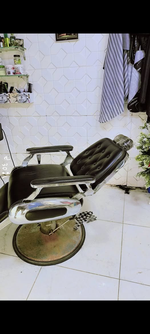 كرسي حلاقة ملكي للبيع مستعمل نضيف جدا السعر 280 الف
شغال الجك وينفتح يتحول سدية مال منضفات الخ عنواني البصرة الجمهورية.  ***********
