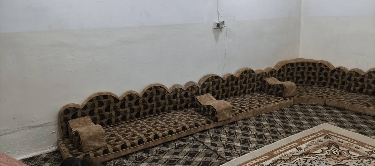 مد عربي ديوان اسفنج ضخت ما نازل بشرط فقط تقريبا شبر اقل والله صاحبها مليون فصلت مستخدم  سنة ونص الي يريد  السعر 300 الف ومجال عنوان دوميز
