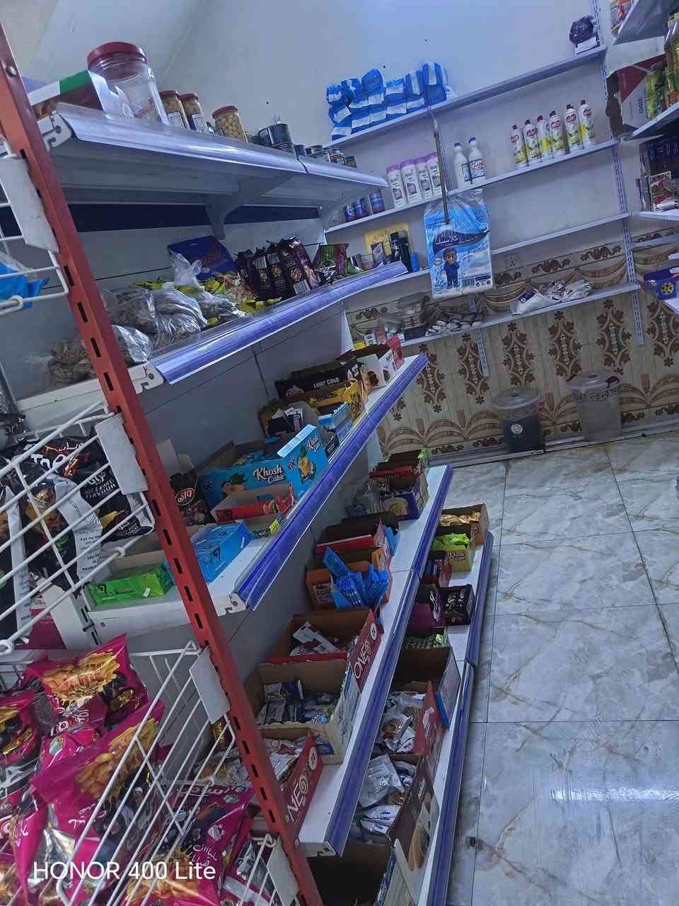 محل للبيع العنوان كربلاء شارع الحولي قرب مستشفى الكفيل عمود 1349 المحل يحتوي على عارضات عمودية 3 و سفينة وسط ورفوف جدارية و مبردة ماطور ماء سلات جبس 3 مع الأغراض المعروضة  في تصوير الاستفسار اتصل على رقم سعرة مناسب جدا موقعة حلو سبب لبيع عدم تفرغ ايجارة 300
***********
***********

نص مكتوب في الصور:
- HONOR 400 Lite
