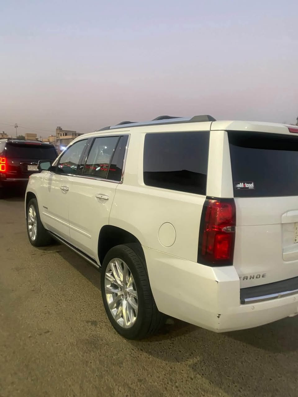 السلام عليكم تاهو بريمير مديل2019 فول واحد ع واحد دوس كهرباء داخل ملكي كشن منفصل داخل قرميدي وارد امريكي حادث جاملغ وبنيد 
جاملغ مصبوغ وبنيد بلادي 
ملاحظه السياره صار بيهاا صبغ الجاملغ الايمن اثر شخوط + بارد في الباب الايمن جوه التريشه  ع كد شبر  السياره ماشيه 150 الف اخوان الي تعجبه السياره يشلع عيوني ويدلل والي متعجبه يصلي ع محمد وال محمد 
سعر 32الف يعني 320 ورقه 
رقم تلفون ***********
