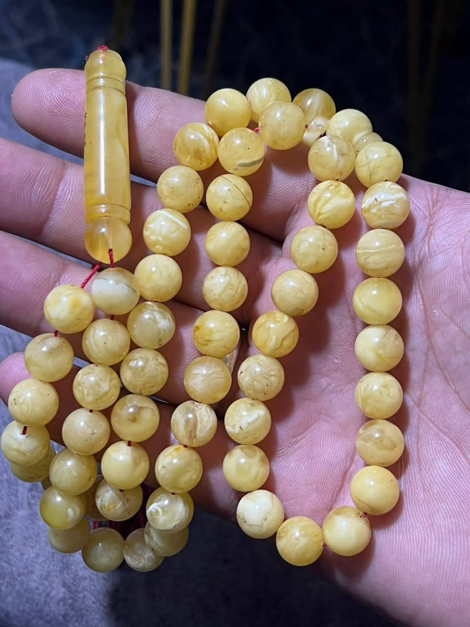 *للبيع سبحة كهرب بولوني مميزة ✨*

سبحة مال كشخة، لون عسل حليبي يخبل ولمعتها قوية.

*المواصفات:*
- العدد: 59 خرزة شرط العد
- النوع: كهرب بولوني أصلي بدايه تغليف
- الشغل: نظيف ومرتب، حبات متساوية
- الشاهد: طويل ونفس لون السبحة
- الملمس: باردة وناعمة بالايد

*السعر: 160 ألف دينار وبيها مجال بسيط*

المكان: الموفقية - الكوت
للطلب والحجز: ***********
يوجد توصيل لجميع المحافظات 🚚
