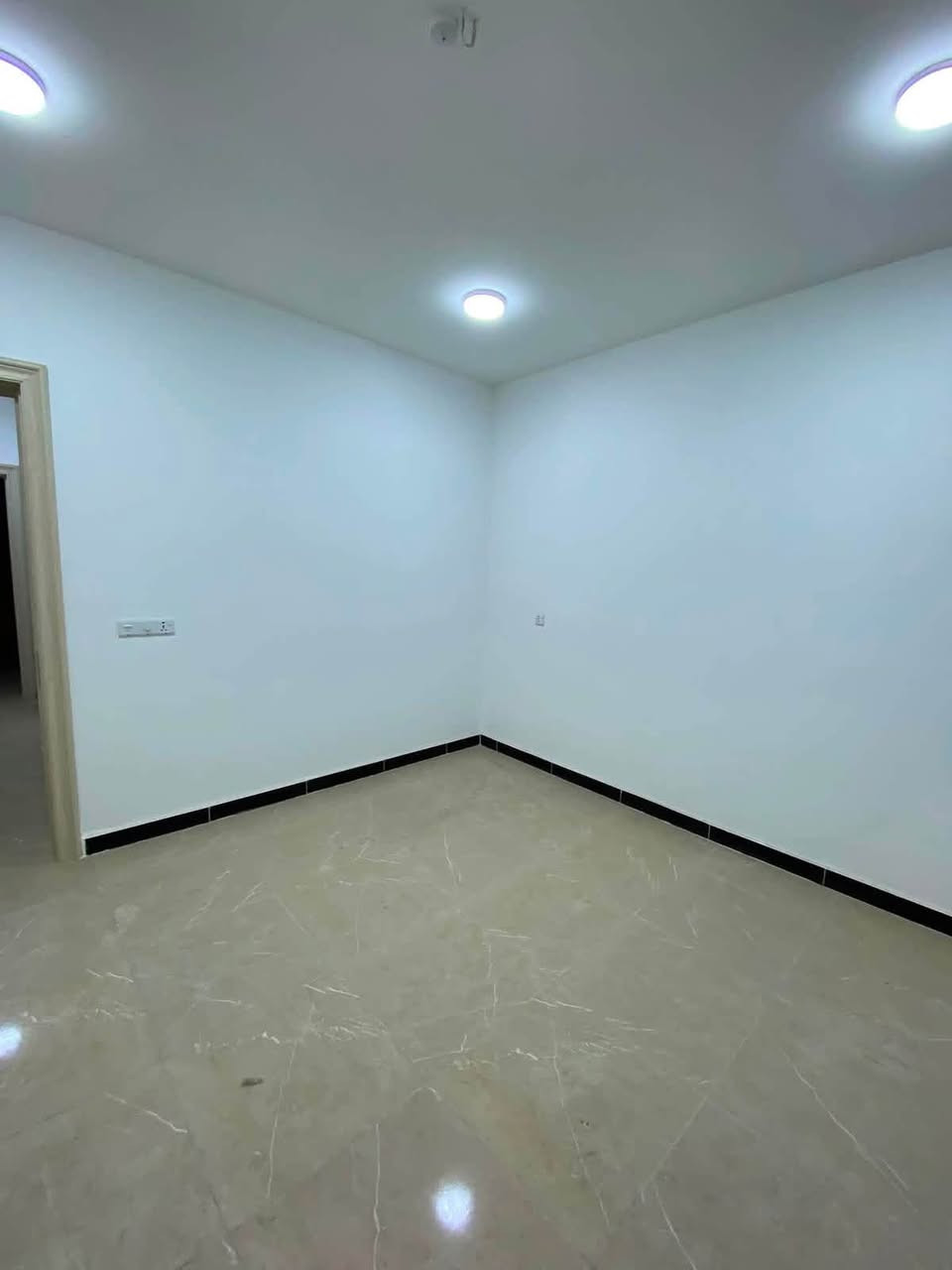 🏡 للإيجار في السيدية | عقار مودرن زيرو
✨ عقار مميز بمساحة 60 م²، بتصميم عصري وتشطيب مودرن.

يتكون من:
• 3 غرف
• صالة
• مطبخ
• خدمات

💰 بدل الإيجار: 850 ألف دينار

📞 للتواصل والاستفسار: ***********
🏢 متوفر لدى مكتب حلم عقاري
