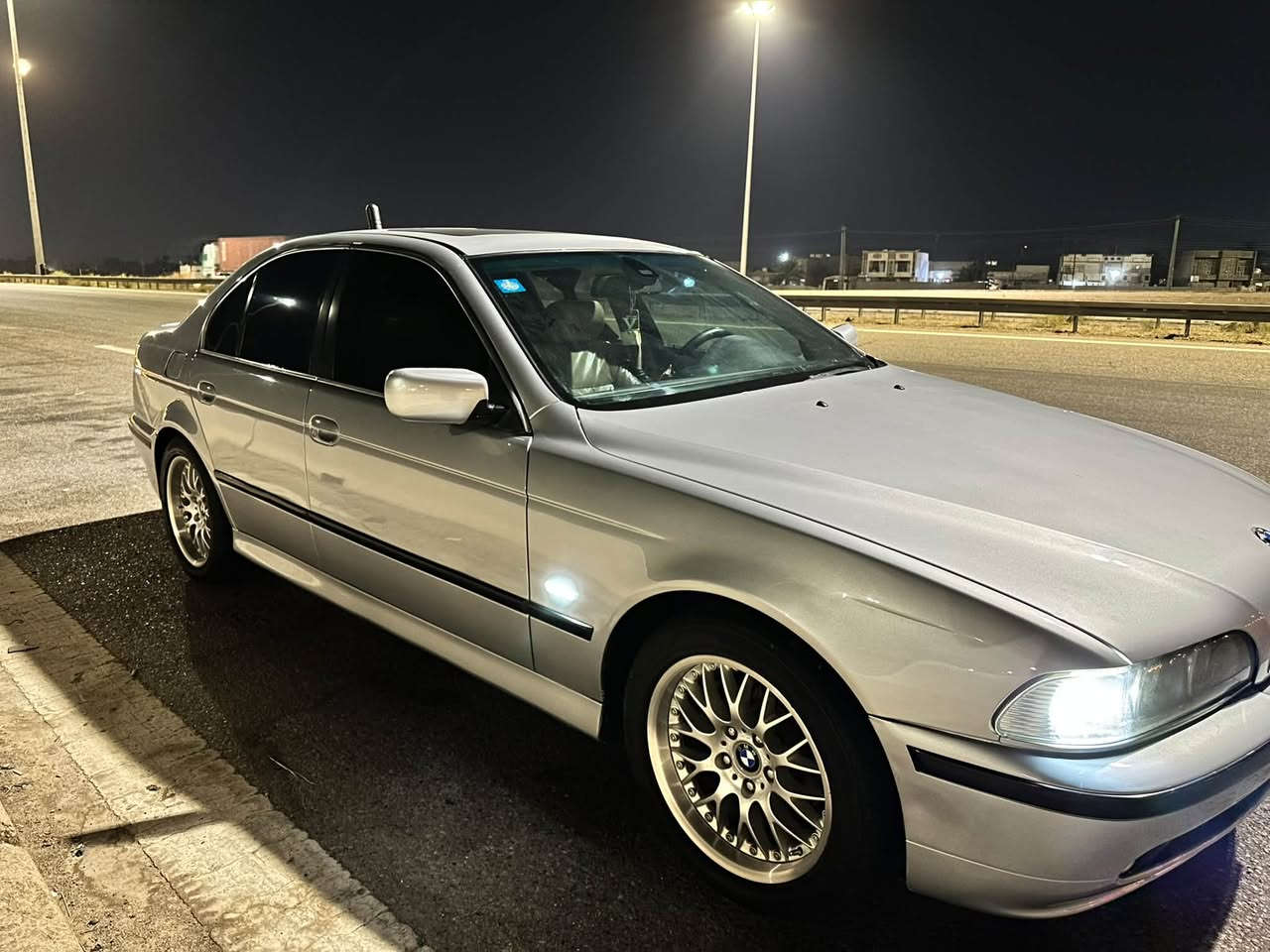 السلام عليكم للبيع 
BMW 528i الصقر 

محرك 6 سلندر 
كشنات جلد وكهرباء 
تبريد ثلج 
كير محرك كفاله 
تخم تاير 
لايت زنون 
السياره خير من الله مال جناي رقم أنبار تحويل ثاني يوم 
العنوان الرمادي ***********
