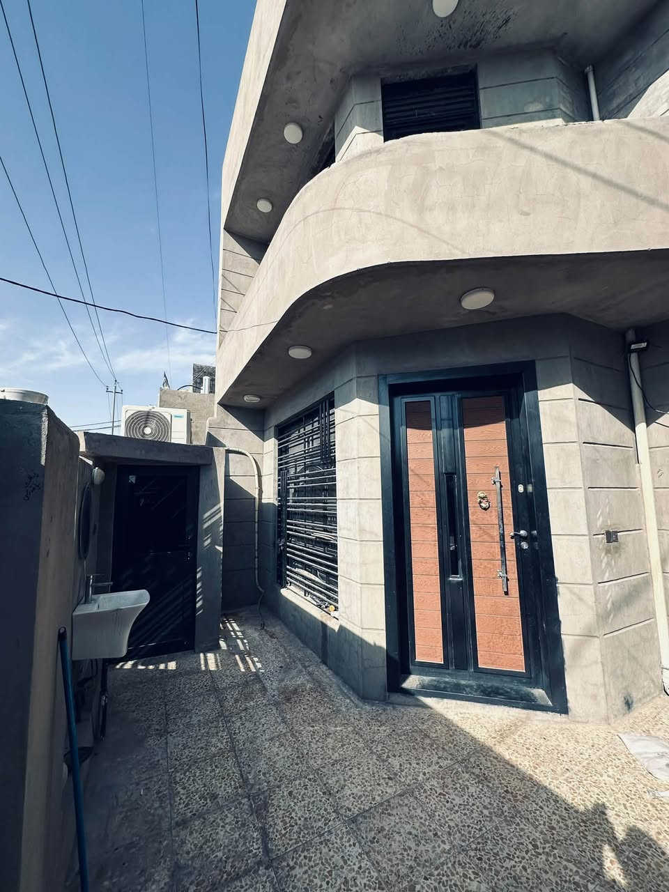 دار للبيع
الدار للبيع المساحة 150 متر. 7.5*20 

موقع الدار المحموديه  حي بدر قريب الشارع العام  

دار بناء نضيف جداً 

طابقين  

الطابق الأول / يحتوي على   واستقبال ومطبخ  وحولي وغرفه نوم وصحيات عدد 2 ومناور عدد 2

الطابق الثاني / يحتوي على 3 غرف نوم    ويحتوي على صحيات عدد1

***********

