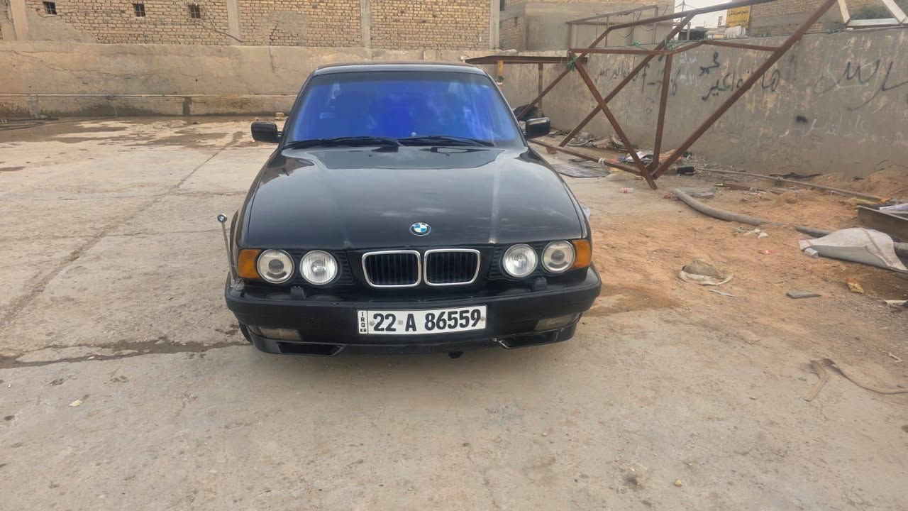 السلام عليكم بي ام 525 اصل موديل 92 رقم جديد تريد تحول تريد وكاله بسم صاحبي الوكاله كير مكينه خير من الله 
صبغ عام بدون اي ضربه تكلب وتشوف كهربايات كله شغاله ومملعوب بيه سياره حلوه وترايك وين ميعجبك 
تاير جديد باتري جديد تبريد شغال بس الفان بي شوي صوت عالي 
موقع السياره بغداد بسمايه السعر  55 وبيه مجال قليل 
تلفون ***********

