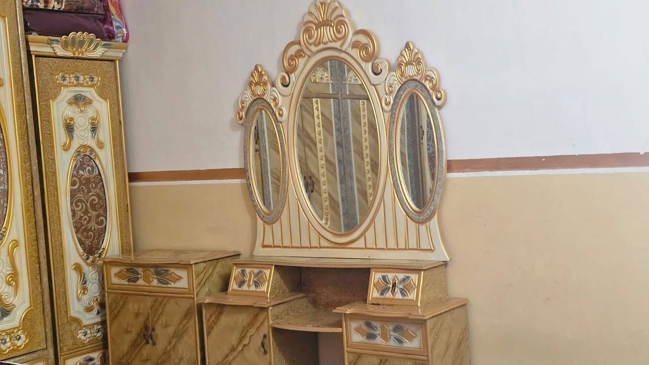 غرفة نوم بسعر ٨٠٠ وبيها مجال تواصل على هذا الرقم، ***********
