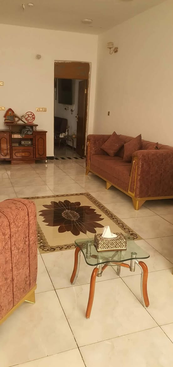 سلام عليكم بيت للبيع المساحه 250متر بناء170 بيت جديد كامل عله طريق السنيه الدوانيه يم عمود 706 ثنين غرف+صاله +ستقبال+مطبخ +صحيات خارجه وداخليه بيت بناء طابوك الساس رباط صب السكف عكاده يبعد عن شارع العام 150متر تبليط ***********

