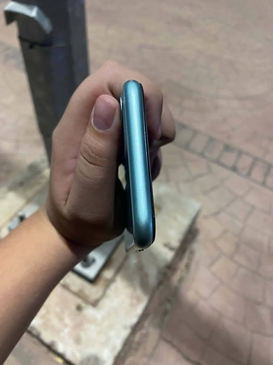 📱 آيفون 11 (iPhone 11) - للبيع 📱
​💾 الذاكرة: 128 جيجابايت.
​📲 الشريحة: دبل سيم كارت (Dual SIM).
​⚡ الحالة: شغال كامل وجاهز للاستخدام.
​📸 الكاميرا: كامرة تخبل، نظيفة جداً ودمعة.
​🖥️ الشاشة: مبدلة نوعية ممتازة (بيها فطر بسيط ما يؤثر على اللمس نهائياً).
​🔋 البطارية: مبدلة أحسن نوعية بالسوق.
​👤 بصمة الوجه (Face ID): مرات تشتغل ومرات لا (مبيوعة كعاطلة للأمانة).
​📍 المكان: الموصل - الجانب الأيسر.
​💰 السعر: 180 ألف (وبي مجال بسيط للطيبين).

نص مكتوب في الصور:
- ٩:٠٧ بصمة الوجه ورمز الدخول يمكنك إدارة التطبيقات التي تستخدم بصمة الوجه وإعدادات الوصول الأخرى على iPhone، وإعداد المظاهر البديلة، وتغيير رمز الدخول. معرفة المزيد... استخدام بصمة الوجه في فتح قفل iPhone App Store و iTunes Store غير التلامسية والدفعات التعبئة التلقائية لكلمة السر يمكن للـ iPhone التعرف على ملامح مميزة ثلاثية الأبعاد لوجهك للتمكن من الوصول بأمان إلى التطبيقات وإجراء الدفعات. حول بصمة الوجه والخصوصية... إعداد مظهر آخر لك بالإضافة إلى تعلُّم هيئتك باستمرار تستطيع بصمة الوجه أن تتعرف على مظهر آخر لك.