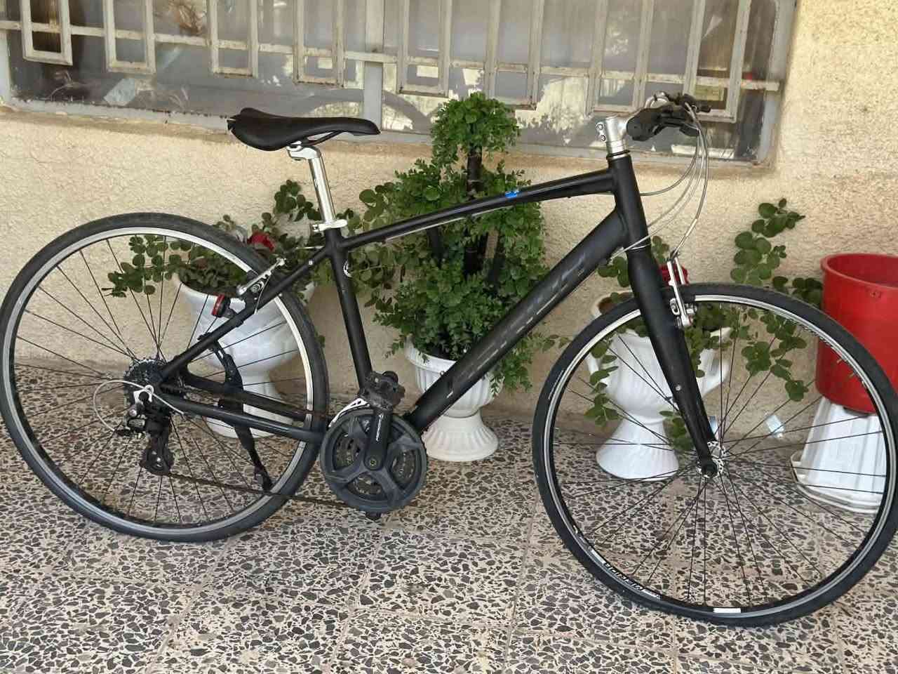 السلام عليكم  كباتن
الغوالي 
متاح دراجة ترحال c700 ماركة ميردا🖤
الدراجه كامله مابيها نقص👌🏻
قياس m-L📏
كلها مختمه ميردا✨
سستم شيمانو التوس ٣*٨💕
صينيه ماركة ميردا 
تايرات ماركة ميردا
سرج ماركة ميردا
قبضات ماركة ميردا
الدراجة كامله مابيها اي نقص 
سعرها 230 وبيها مجال 
للاستفسار مراسلة الصفحه او الاتصال على الرقم:
***********
