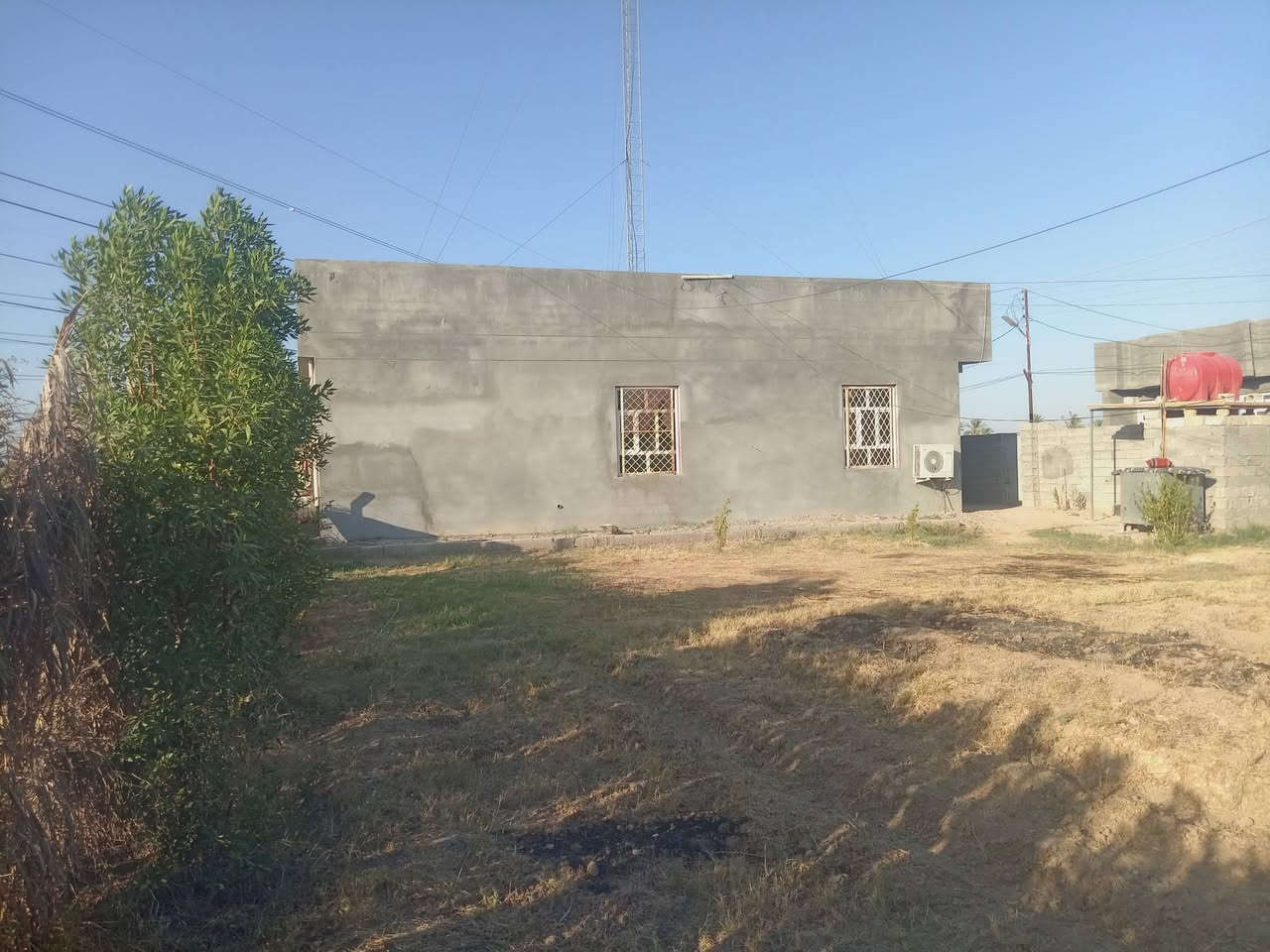 سلام عليكم للبيع نص دونم مع بيت بناء حديث وكامل طابو زراعي ٢٥ خدمات كامله ماء وكهرباء ومولد ذهبي ويوجد برج انتريت على البيت بغداد ابو غريب تبعد عن سريع 5دقايق شيحه خلف بنزين خانه جوهرة عدنان *********** وتساب #للجميع
مراوس بيت حصوه هم يرهم اوقطعه
اريد على ساحه او سايدين او خدمي
***********
