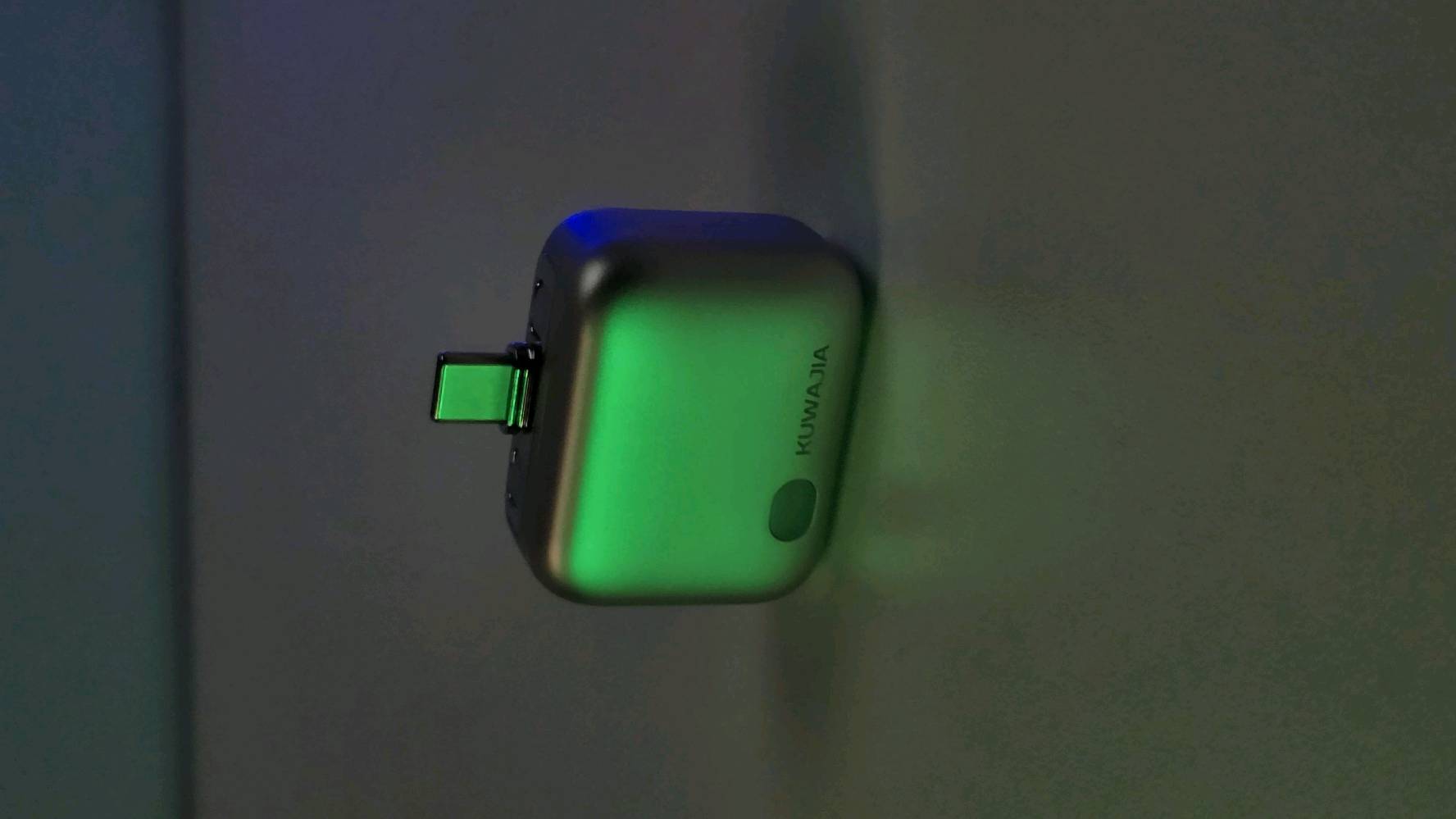 سعر 25الف توصيل مجاني 

🔋 اشحن جهازك بأمان أكبر مع Smart Auto Power Disconnector ⚡

تعبت من بقاء جهازك متصل بالشاحن لساعات بعد اكتمال الشحن؟ 👀

هذا المحول الذكي مزود بآلية فصل تلقائي تساعد على إيقاف الاتصال عند وصول البطارية إلى 100%.

✨ أبرز المميزات:

🔌 Type-C
🔋 فصل تلقائي عند اكتمال الشحن
🛡️ فصل طاقة فعلي ومرئي
🌡️ يساعد على تقليل الحرارة
🌙 مناسب للشحن أثناء الليل
📱 مناسب للهواتف والأجهزة اللوحية والأجهزة المتوافقة مع Type-C

اشحن، اترك جهازك، وخلي المحول يتولى الباقي. 🔋⚡
