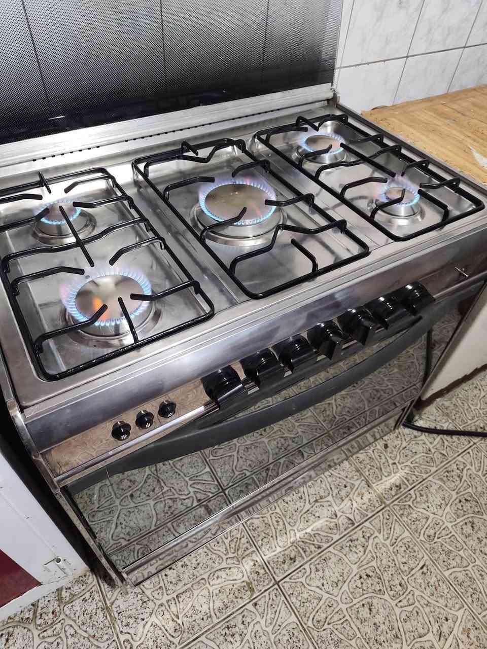 طباخ يونفرسل مصري كامل نظيف سعرة ٢٤٠ وبي مجال مكان الدورة ابو دشير  واكو توصيل ب كروة***********
