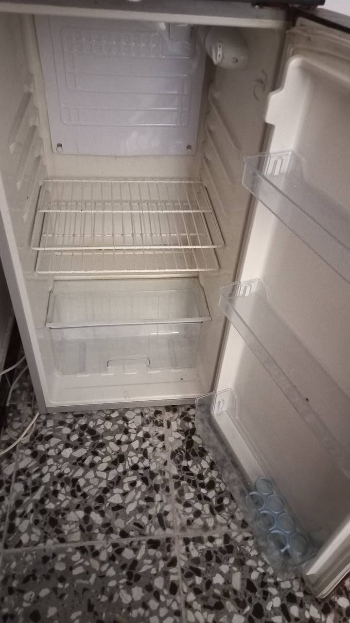السلام عليكم 
غراض بيت للبيع نظيفات 
ثلاجه السعر ١٢٥
طابعه ليزريه جديده السعر ٧٥
سخان ماء نظيف جدا السعر ٧٥
للاستفسار اتصال على هذا الرقم واتساب ***********
