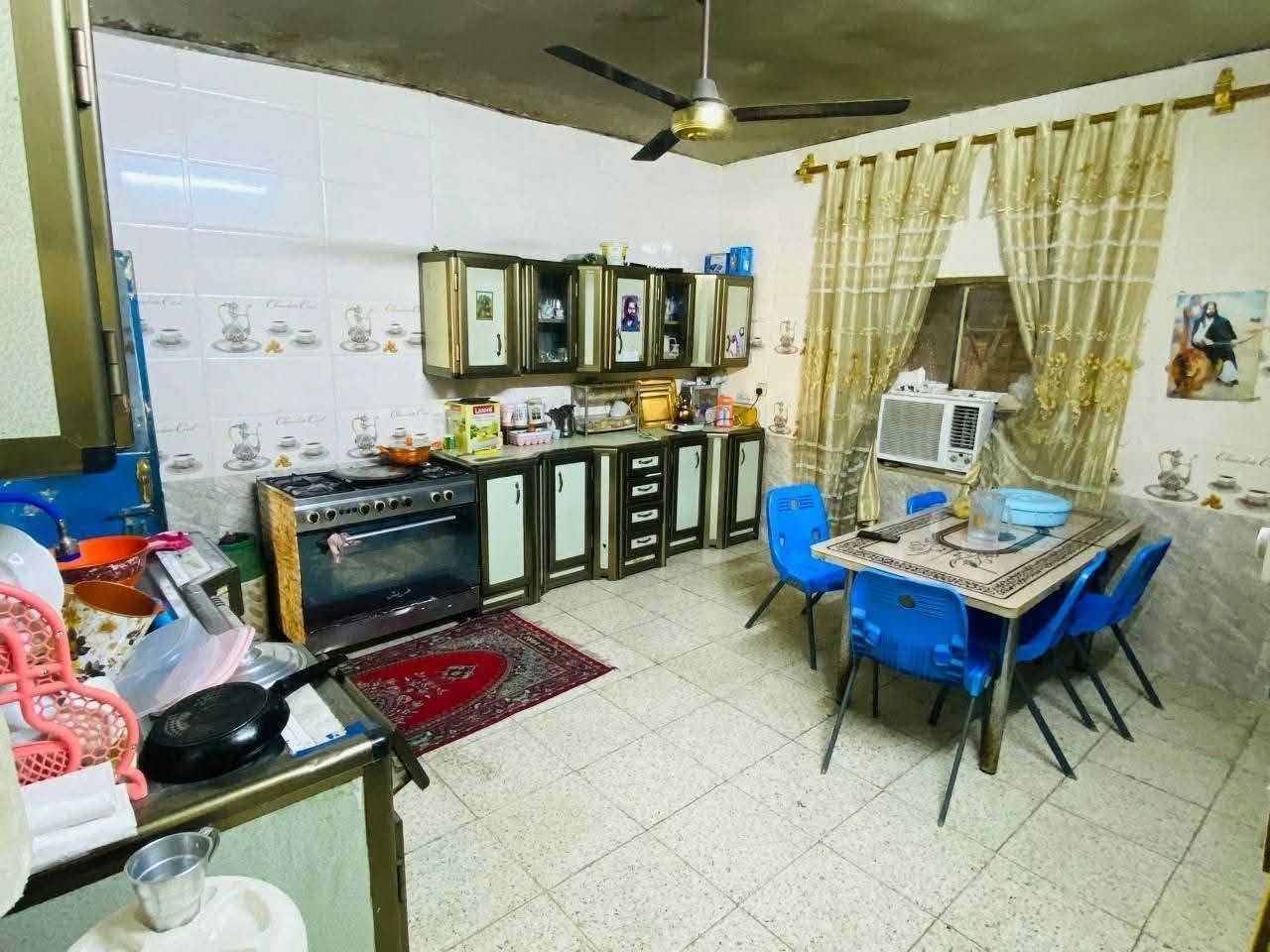 دار للبيع
الموقع📍بغداد حي النصر شارع السوق 
قرب جامع الإمام المهدي(ع) 
مساحة الدار 300م📌 
يحتوي على 5غرف نوم 
واستقبال وصالة ومطبخ 
الدار طابقين 2⃣ 
الدار طابو صرف ✅ 
يبعد عن الشارع العام 9 أفرع 
البيت مرتفع عن الشارع ✅
جاهز من كلشي  
كراج البيت يسع إلى سيارتين 
صحيات عدد 3 
٢داخلي ووحدة خارجية حمام +تواليت مشترك 
البيت يرهم بيع أو مراوس حسب القناعة 
يباع مع الأثاث أو بدونه 
للاستفسار الاتصال على الرقم 
***********

