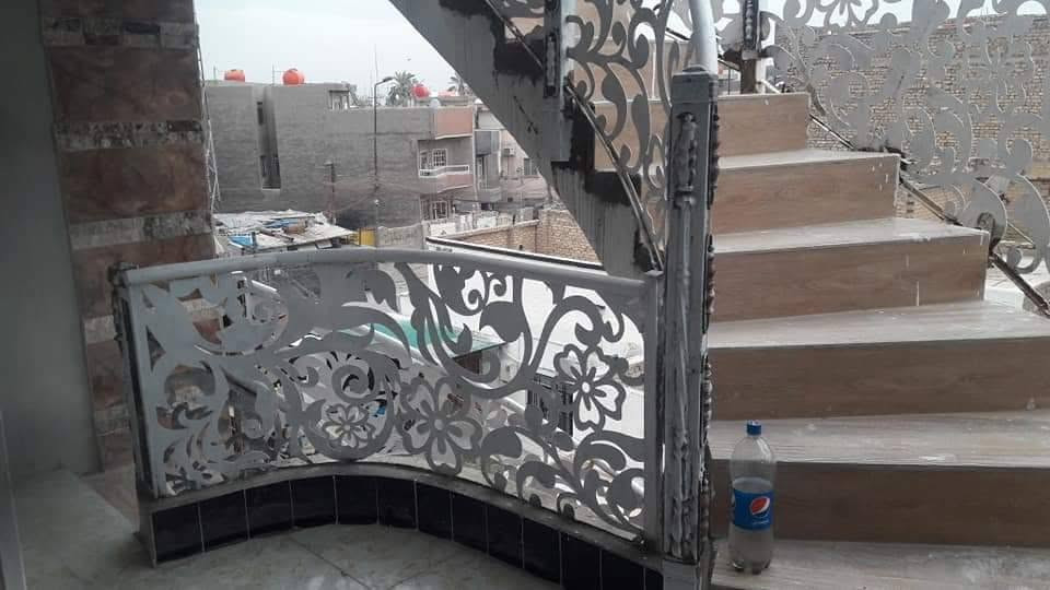 شقه طابق ثاني درج معزله وحدها بالطابق بالاعظميه راغبه خاتون شارع مسجد جلال مساحتها ٩٠م٢ بيها غرفتين نوم وصاله جبيره ومطبخ وحمام ومنور وبلكونه السعر ١٧٠ مليون وبيها مجال بسيط للجادين الاتصال *********** بدون دلاليه
